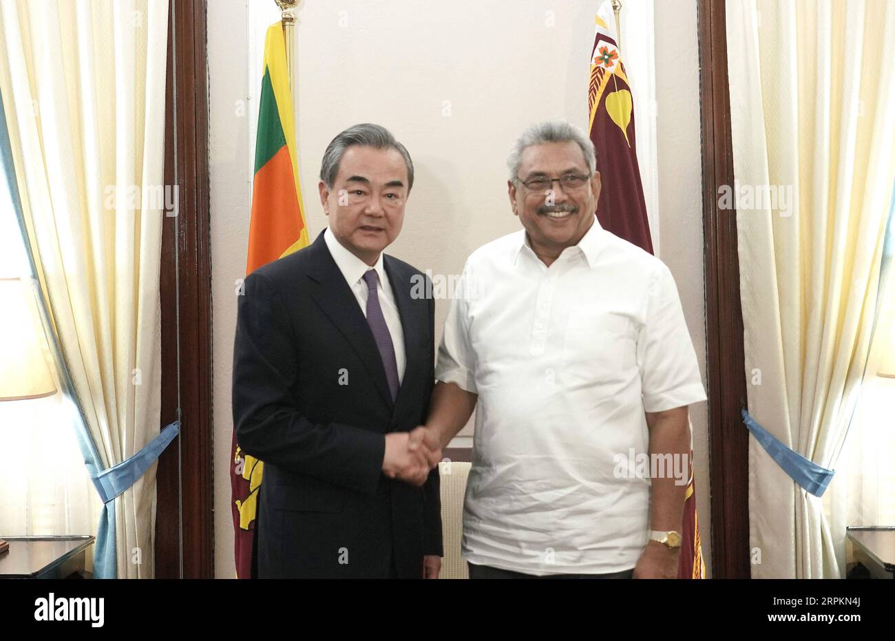 200114 -- COLOMBO, 14 gennaio 2020 -- il presidente dello Sri Lanka Gotabaya Rajapaksa R incontra il consigliere di Stato cinese e ministro degli Esteri Wang Yi a Colombo, Sri Lanka, 14 gennaio 2020. SRI LANKA-COLOMBO-PRESIDENT-WANG YI-MEETING TANGXLU PUBLICATIONXNOTXINXCHN Foto Stock