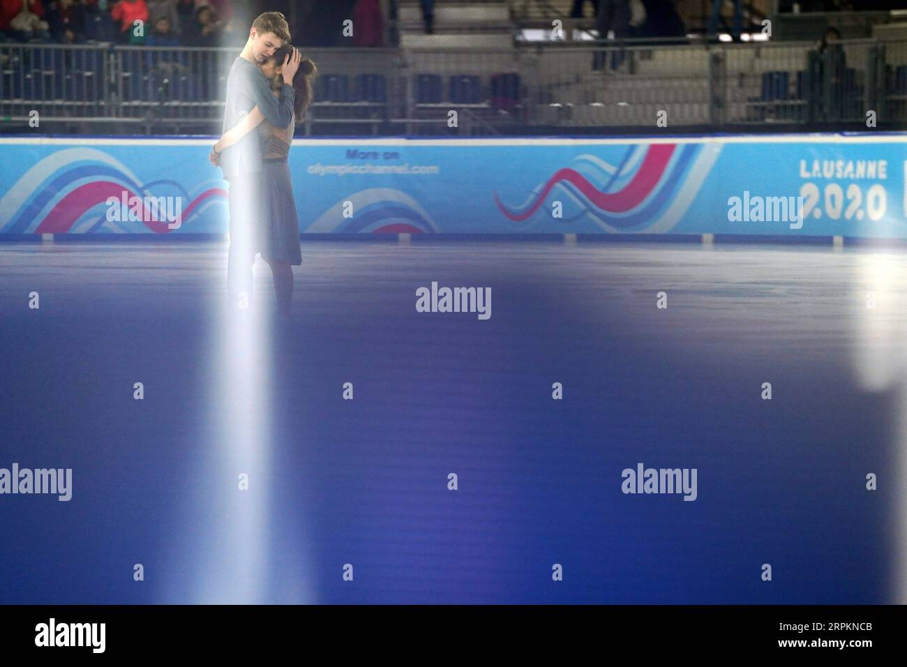 200115 -- PECHINO, 15 gennaio 2020 -- Sofya Tyutyunina R/Alexander Shustitskiy della Russia si esibiscono durante l'evento di danza libera del pattinaggio di figura al 3 ° Winter Youth Olympic Games a Losanna, Svizzera, 13 gennaio 2020. XINHUA FOTO DEL GIORNO WangxJianwei PUBLICATIONxNOTxINxCHN Foto Stock