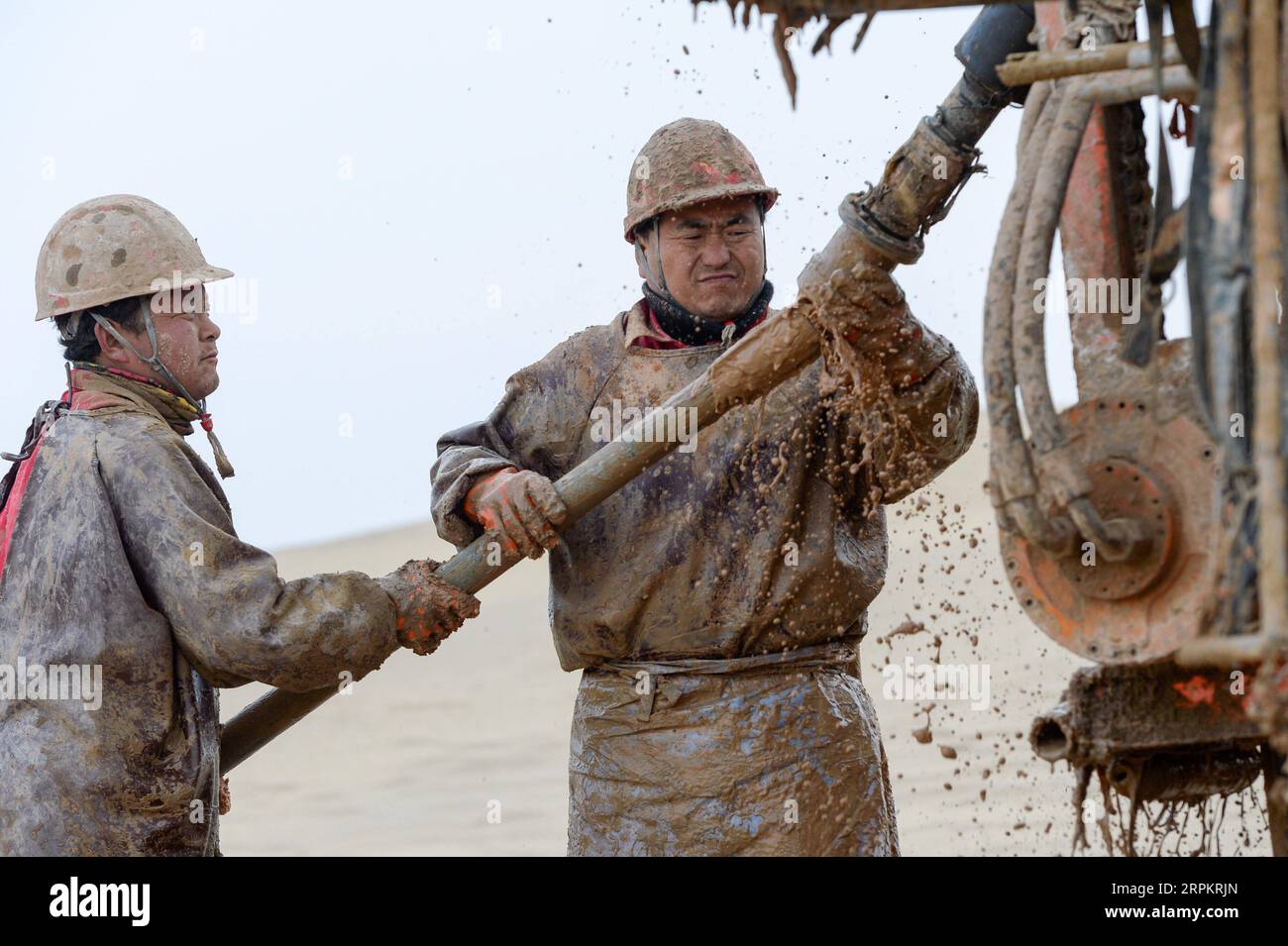 200117 -- XAYAR , 17 gennaio 2020 -- Drillers work at a Drillers site in the Taklimakan Desert, North West China S Xinjiang Uygur Autonomous Region, 13 gennaio 2020. Il deserto di Taklimakan, soprannominato mare della morte, è ricco di petrolio e di gas, ma afflitto da temperature estreme e fredde. Per esplorare le risorse sono necessari più processi, tra cui lo svolgimento di indagini geofisiche, in modo da raccogliere dati sismici e gettare solide basi per ulteriori esplorazioni. Per svolgere il compito, lavoratori e ricercatori devono superare varie sfide e difficoltà poste dalla natura. Ogni anno quasi 2000 lavoratori Foto Stock