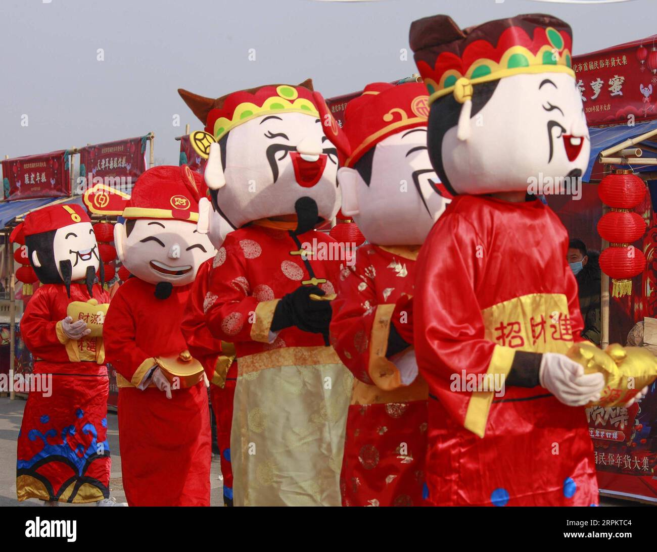 200117 -- TANGSHAN, 17 gennaio 2020 Xinhua -- attori in costumi di god of Fortune camminano per strada per portare buone benedizioni ai visitatori e ai proprietari di negozi nella città di Zunhua Tangshan, nella provincia di Hebei, nella Cina settentrionale, 17 gennaio 2020. Venerdì in tutta la Cina si sono svolti vari tipi di attività per celebrare il tradizionale Chinese Xiaonian Festival, che segna l'inizio del conto alla rovescia per il Capodanno lunare cinese, che cade il 25 gennaio di quest'anno. Foto di Liu Mancang/Xinhua CHINA-XIAONIAN FESTIVAL-CELEBRATION CN PUBLICATIONxNOTxINxCHN Foto Stock