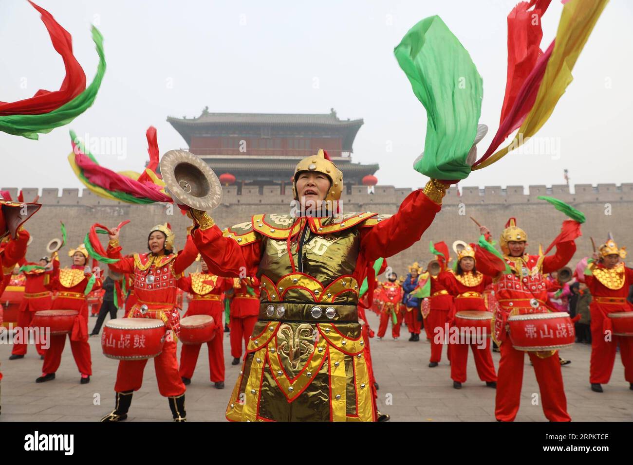 200117 -- SHIJIAZHUANG, 17 gennaio 2020 Xinhua -- attori eseguono tamburo di guerra Changshan nell'antica città di Zhengding a Shijiazhuang, capitale della provincia di Hebei della Cina settentrionale, 17 gennaio 2020. Venerdì in tutta la Cina si sono svolti vari tipi di attività per celebrare il tradizionale Chinese Xiaonian Festival, che segna l'inizio del conto alla rovescia per il Capodanno lunare cinese, che cade il 25 gennaio di quest'anno. Foto di Liang Zidong/Xinhua CHINA-XIAONIAN FESTIVAL-CELEBRATION CN PUBLICATIONxNOTxINxCHN Foto Stock