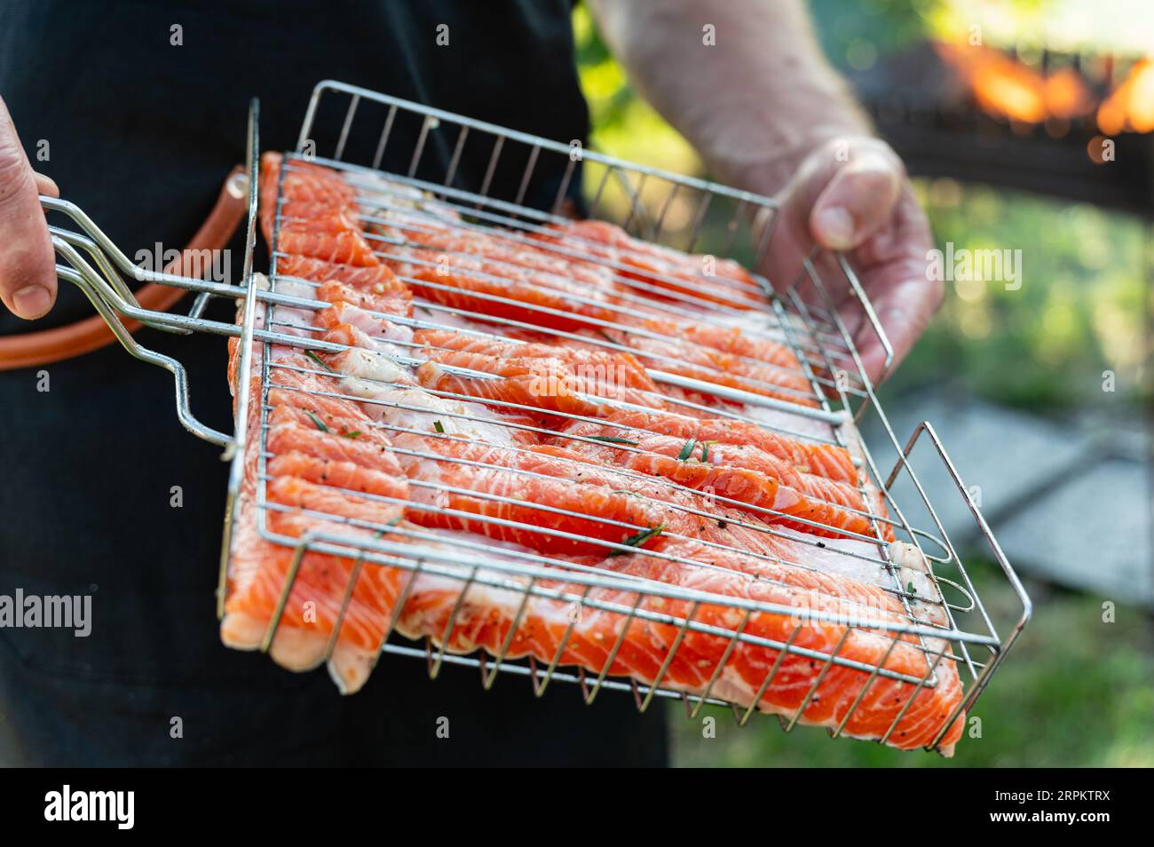 Cottura della bistecca di filetto di salmone crudo alla griglia con erbe aromatiche. Vista dall'alto Foto Stock
