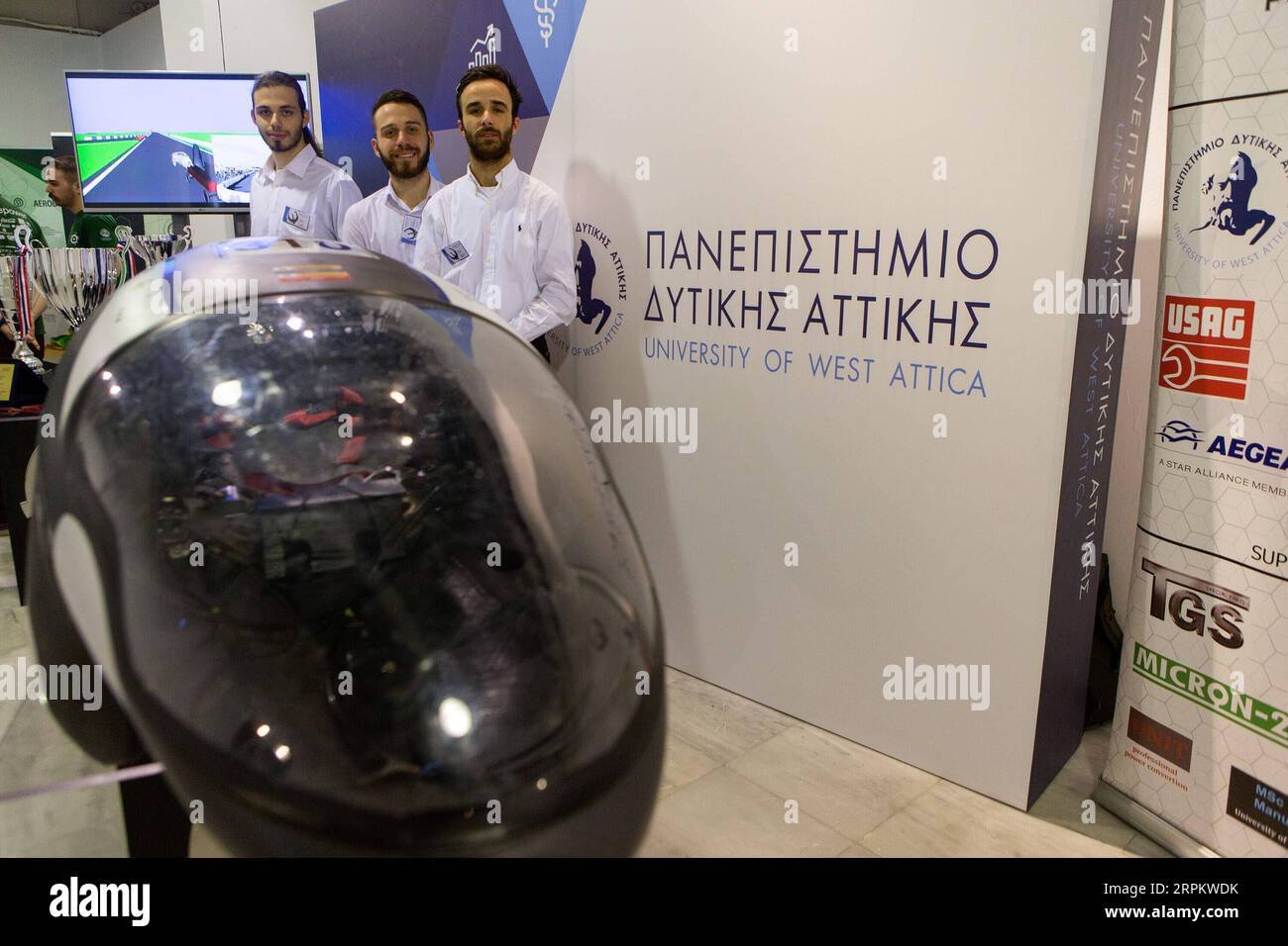 200118 -- ATENE, 18 gennaio 2020 -- gli studenti dell'Università dell'Attica Occidentale posano per le foto con la loro auto da corsa elettrica durante l'evento Eco-Fest 2020 ad Atene, in Grecia, il 18 gennaio 2020. Sabato è stato inaugurato qui il triennio Eco-Fest 2020, con l'obiettivo di introdurre prodotti innovativi, nuove tecnologie e servizi all'avanguardia nei settori dell'elettricità, dell'energia e del riciclaggio. GRECIA-ATENE-ECO-FEST 2020 MariosxLolos PUBLICATIONxNOTxINxCHN Foto Stock