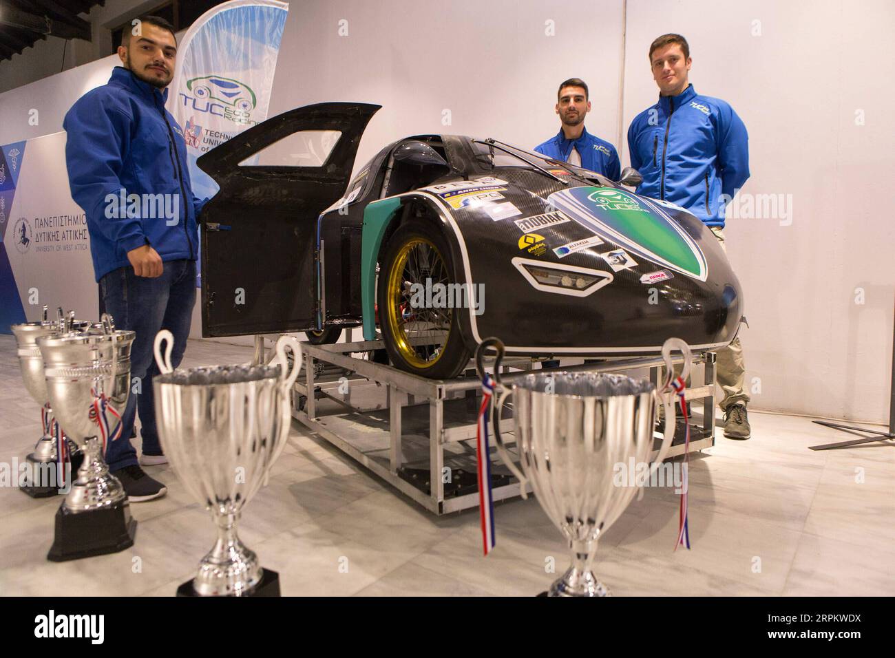200118 -- ATENE, 18 gennaio 2020 -- gli studenti dell'Università tecnica di Creta posano per le foto con la loro auto da corsa elettrica durante l'evento Eco-Fest 2020 ad Atene, in Grecia, il 18 gennaio 2020. Sabato è stato inaugurato qui il triennio Eco-Fest 2020, con l'obiettivo di introdurre prodotti innovativi, nuove tecnologie e servizi all'avanguardia nei settori dell'elettricità, dell'energia e del riciclaggio. GRECIA-ATENE-ECO-FEST 2020 MariosxLolos PUBLICATIONxNOTxINxCHN Foto Stock