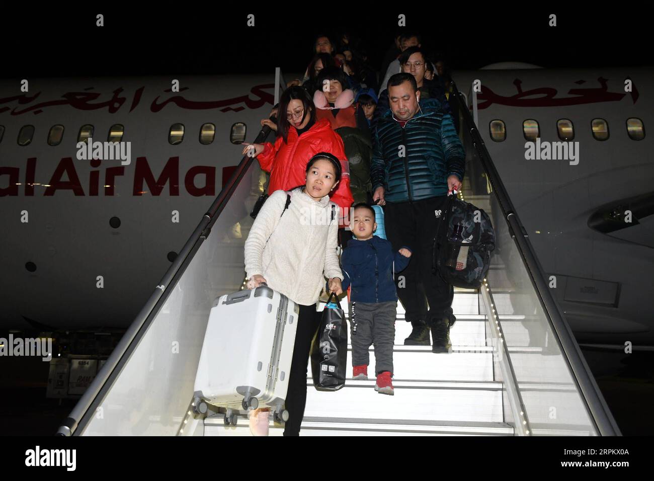 200119 -- CASABLANCA, 19 gennaio 2020 -- i passeggeri cinesi arrivano all'aeroporto Mohammed V dopo aver preso il primo volo diretto da Pechino a Casablanca del Marocco, 17 gennaio 2020. La compagnia aerea nazionale marocchina Royal Air Maroc RAM ha lanciato venerdì i primi voli non-stop tra l'aeroporto Mohammed V di Casablanca e l'aeroporto internazionale di Pechino Daxing. Foto di /Xinhua MAROCCO-CASABLANCA-VOLO DIRETTO-PECHINO Chadi PUBLICATIONxNOTxINxCHN Foto Stock