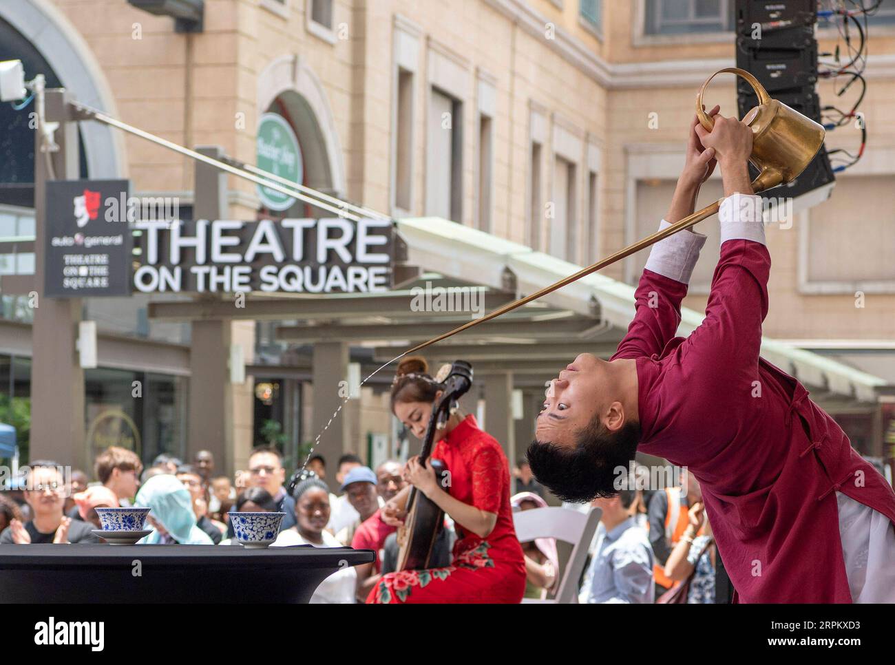 200120 -- JOHANNESBURG, 20 gennaio 2020 -- artisti cinesi mettono in scena una mostra d'arte del tè cinese durante le celebrazioni per il prossimo Capodanno lunare cinese a Johannesburg, in Sudafrica, 19 gennaio 2020. Centinaia di cinesi e sudafricani di tutte le età, provenienti da contesti diversi, si sono riuniti domenica in Piazza Nelson Mandela a Johannesburg per celebrare il Capodanno lunare cinese. Un certo numero di artisti con sede sia in Cina che in Sudafrica hanno intrattenuto i partecipanti con musica e danza. SUD AFRICA-JOHANNESBURG-LUNAR CINESE CELEBRAZIONE DEL NUOVO ANNO CHENXCHENG PUBLICATIONXNOTXINXCHN Foto Stock