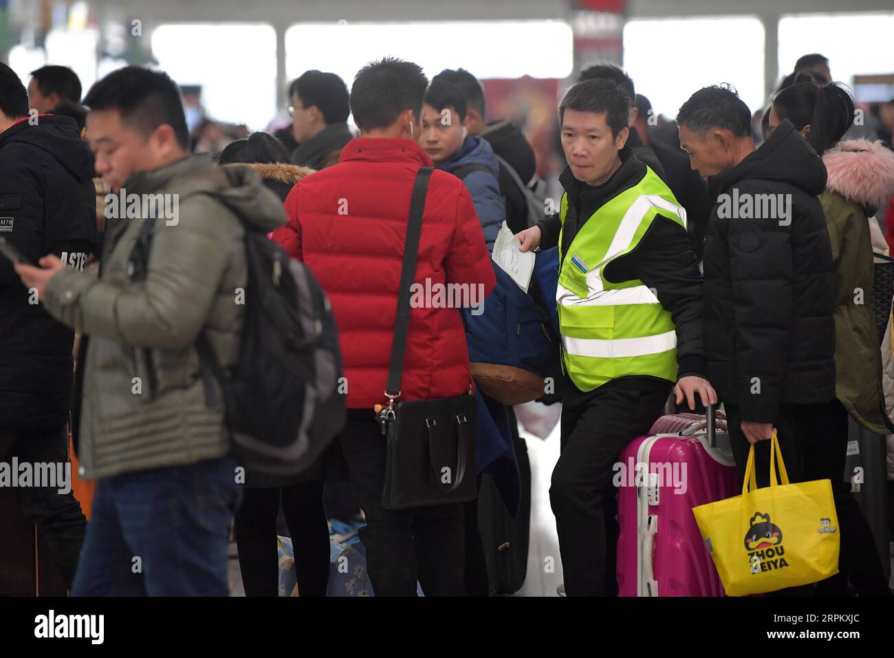 200120 -- NANCHANG, 20 gennaio 2020 -- Deliveryman ma Tao invia il pasto ordinato dai passeggeri al binario della stazione ferroviaria di Nanchang West a Nanchang, capitale della provincia del Jiangxi della Cina orientale, 19 gennaio 2020. Ma Tao, 45 anni, è un distributore di servizi di consegna di cibo su richiesta per i treni ad alta velocità. Durante la corsa al Festival di Primavera, ma viaggia da e verso il centro di distribuzione di cibo e le piattaforme per consegnare pasti caldi ai passeggeri a bordo del treno. In qualità di fattorino del cibo, ma Tao deve agire rapidamente e con precisione. Deve tenere il numero dei treni e dei trasporti dei clienti in min Foto Stock