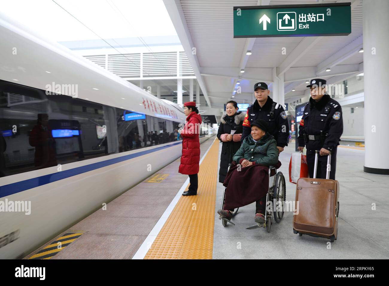 200121 -- PECHINO, 21 gennaio 2020 -- i poliziotti scortano un passeggero anziano a salire a bordo di un treno proiettile alla stazione ovest di Fuyang, nella provincia di Anhui della Cina orientale, 10 gennaio 2020. Xinhua titoli: La ferrovia ad alta velocità in espansione della Cina facilita i viaggi verso casa, cozier CaoxLi PUBLICATIONxNOTxINxCHN Foto Stock