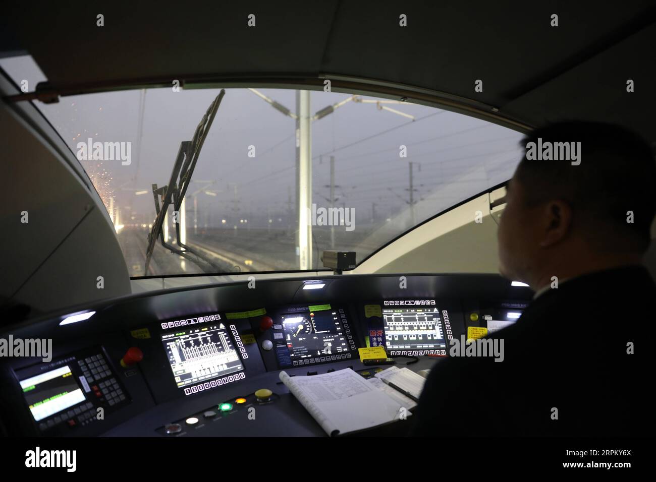 200121 -- PECHINO, 21 gennaio 2020 -- Un membro dell'equipaggio controlla le condizioni del treno proiettile G7787 diretto alla stazione ferroviaria di Hongqiao, Shanghai orientale della Cina, alla stazione di Fuyang Ovest a Fuyang, provincia di Anhui, 1 dicembre 2019. Xinhua titoli: La ferrovia ad alta velocità in espansione della Cina facilita i viaggi verso casa, cozier CaoxLi PUBLICATIONxNOTxINxCHN Foto Stock