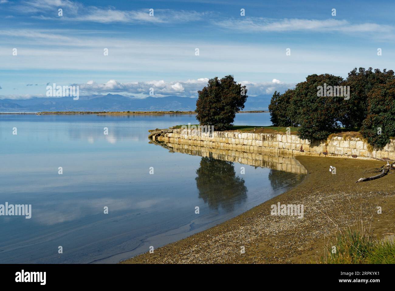 Motueka Quay sul lungomare di Motueka a Motueka. La motueka ha sputato il sandspit sullo sfondo. Regione di Tasman, isola meridionale, Aotearoa / nuova Zelanda Foto Stock