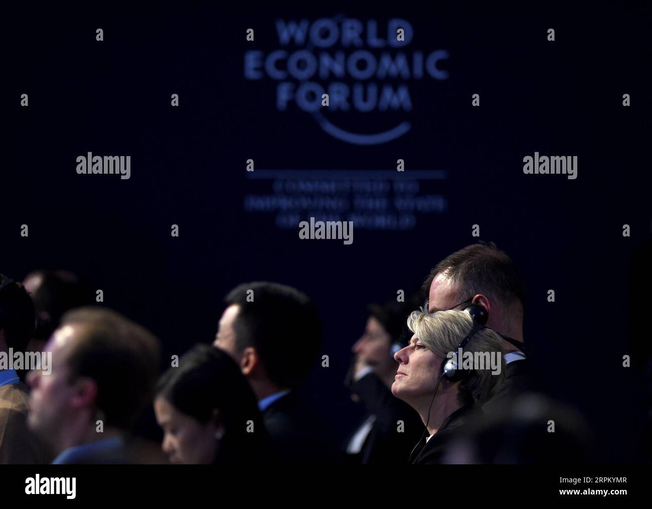 200121 -- DAVOS, 21 gennaio 2020 -- gli ospiti ascoltano un discorso durante il meeting annuale del World Economic Forum WEF a Davos, in Svizzera, 21 gennaio 2020. La riunione annuale del WEF si è aperta qui martedì con un focus sul rinnovo del concetto di capitalismo delle parti interessate per superare la disuguaglianza di reddito, la divisione sociale e la crisi climatica. Portatori di interessi tematici per un mondo coeso e sostenibile, l'incontro ha riunito circa 3.000 partecipanti provenienti da oltre 100 paesi e regioni. RIUNIONE ANNUALE SVIZZERA-DAVOS-WEF GuoxChen PUBLICATIONxNOTxINxCHN Foto Stock