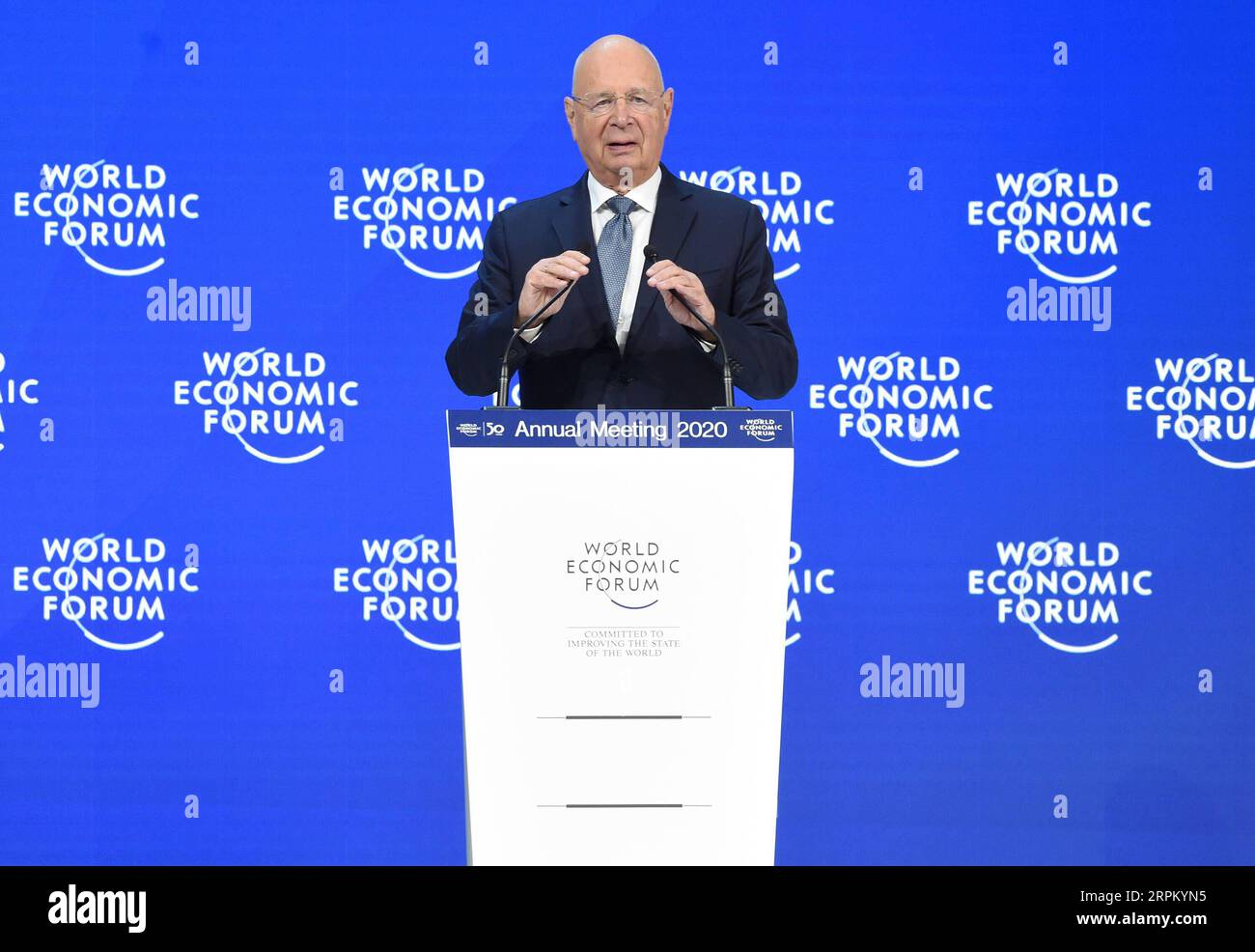 200121 -- DAVOS, 21 gennaio 2020 -- Klaus Schwab, fondatore e presidente esecutivo del World Economic Forum WEF, parla alla riunione annuale del WEF a Davos, in Svizzera, 21 gennaio 2020. La riunione annuale del WEF si è aperta qui martedì con un focus sul rinnovo del concetto di capitalismo delle parti interessate per superare la disuguaglianza di reddito, la divisione sociale e la crisi climatica. Portatori di interessi tematici per un mondo coeso e sostenibile, l'incontro ha riunito circa 3.000 partecipanti provenienti da oltre 100 paesi e regioni. RIUNIONE ANNUALE SVIZZERA-DAVOS-WEF GuoxChen PUBLICATIONxNOTxINxCHN Foto Stock