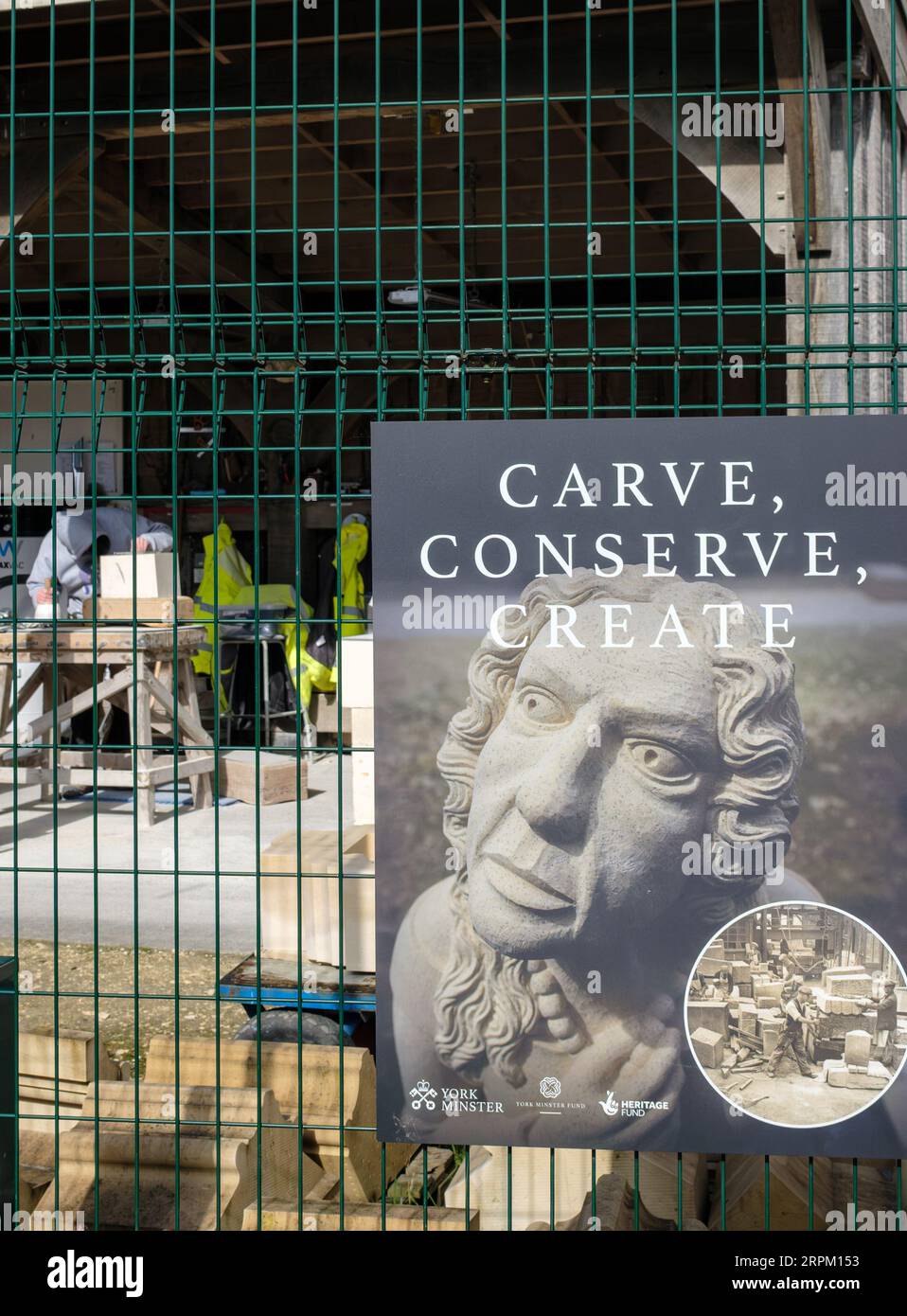 Intagliare conserve Create, lavori di restauro in muratura di pietra in corso sulla Cattedrale di York, Yorkshire, Inghilterra Foto Stock