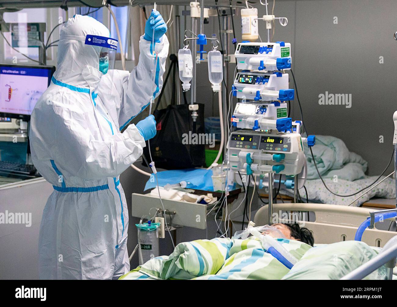 200124 -- WUHAN, 24 gennaio 2020 -- Un operatore medico controlla la goccia di un paziente nell'unità di terapia intensiva di terapia intensiva dell'ospedale Zhongnan dell'Università di Wuhan a Wuhan, nella provincia di Hubei della Cina centrale, 24 gennaio 2020. Giovedì a mezzanotte, la provincia di Hubei nella Cina centrale ha riportato 549 casi cumulativi confermati di nuova polmonite da coronavirus, con 495 a Wuhan, la capitale provinciale. CHINA-HUBEI-WUHAN-OPERATORE MEDICO CN XIONGXQI PUBLICATIONXNOTXINXCHN Foto Stock