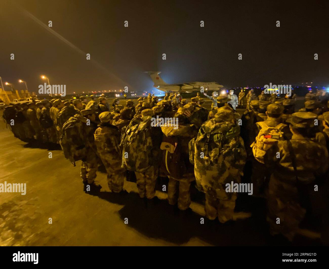 200125 -- CHONGQING, 25 gennaio 2020 Xinhua -- foto scattata il 24 gennaio 2020 mostra una squadra di assistenza medica dell'Army Medical University in partenza per Wuhan nel sud-ovest della Cina a Chongqing. Durante il Capodanno lunare cinese, un gruppo di 150 medici dell'Università medica dell'esercito partì per Wuhan, il centro del nuovo coronavirus 2019-nCoV, per fornire assistenza medica. XINHUA CHINA-CHONGQING-MEDICAL STAFF-WUHAN-AID CN PUBLICATIONXNOTXINXCHN Foto Stock