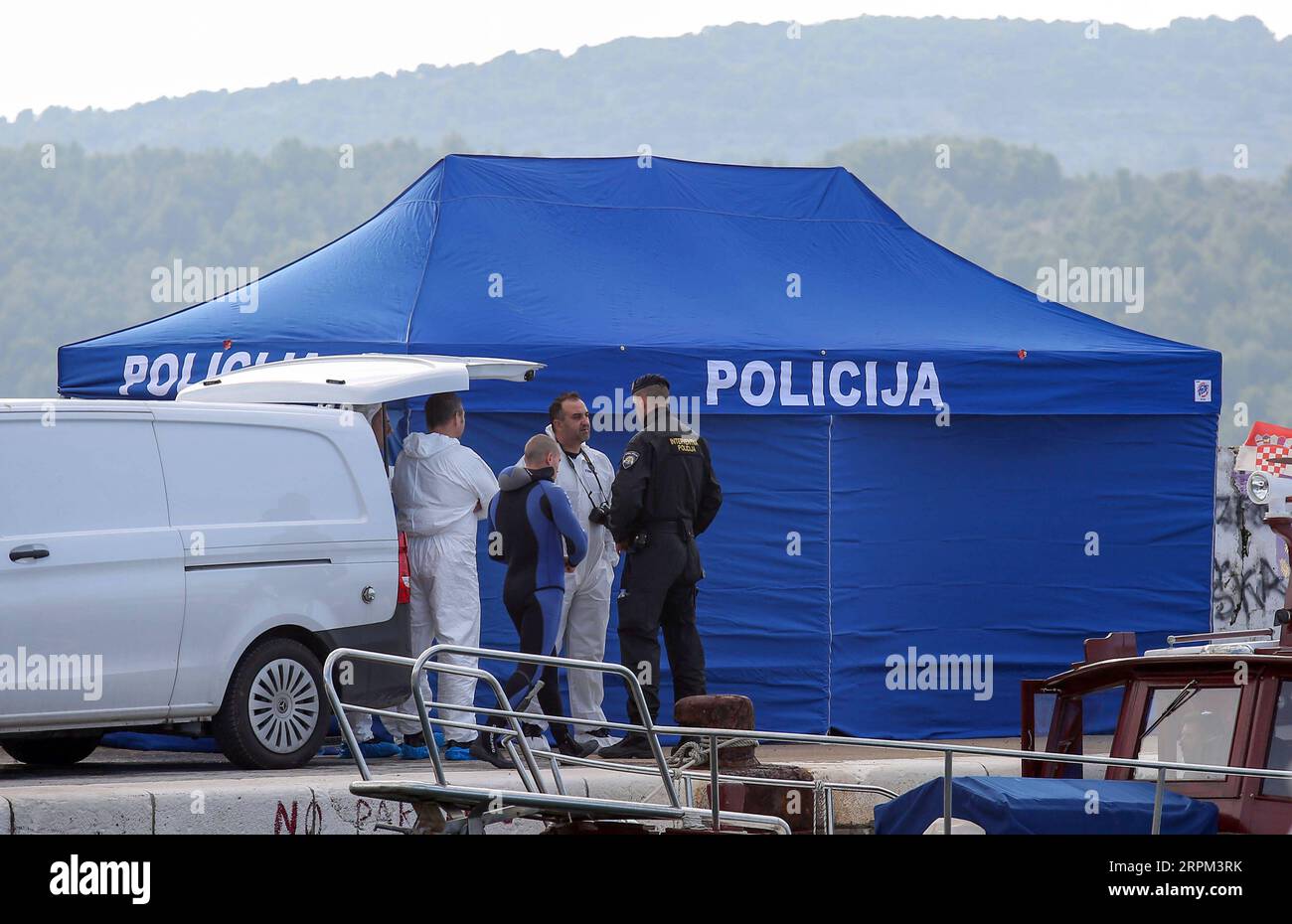 200127 -- SIBENIK CROAZIA, 27 gennaio 2020 Xinhua -- Un ufficiale di polizia e soccorritori sono visti sulla costa di Sibenik, Croazia, il 27 gennaio 2020. Il Ministero della difesa croato ha confermato lunedì che un elicottero militare Kiowa con due membri dell'equipaggio a bordo si è schiantato nel mare Adriatico tra Zablace e Zlarin nell'arcipelago di Sibenik, uccidendo un pilota. Dusko Jaramaz/Pixsell via Xinhua CROATIA-SIBENIK-MILITARY ELICOTTERO-CRASH PUBLICATIONxNOTxINxCHN Foto Stock