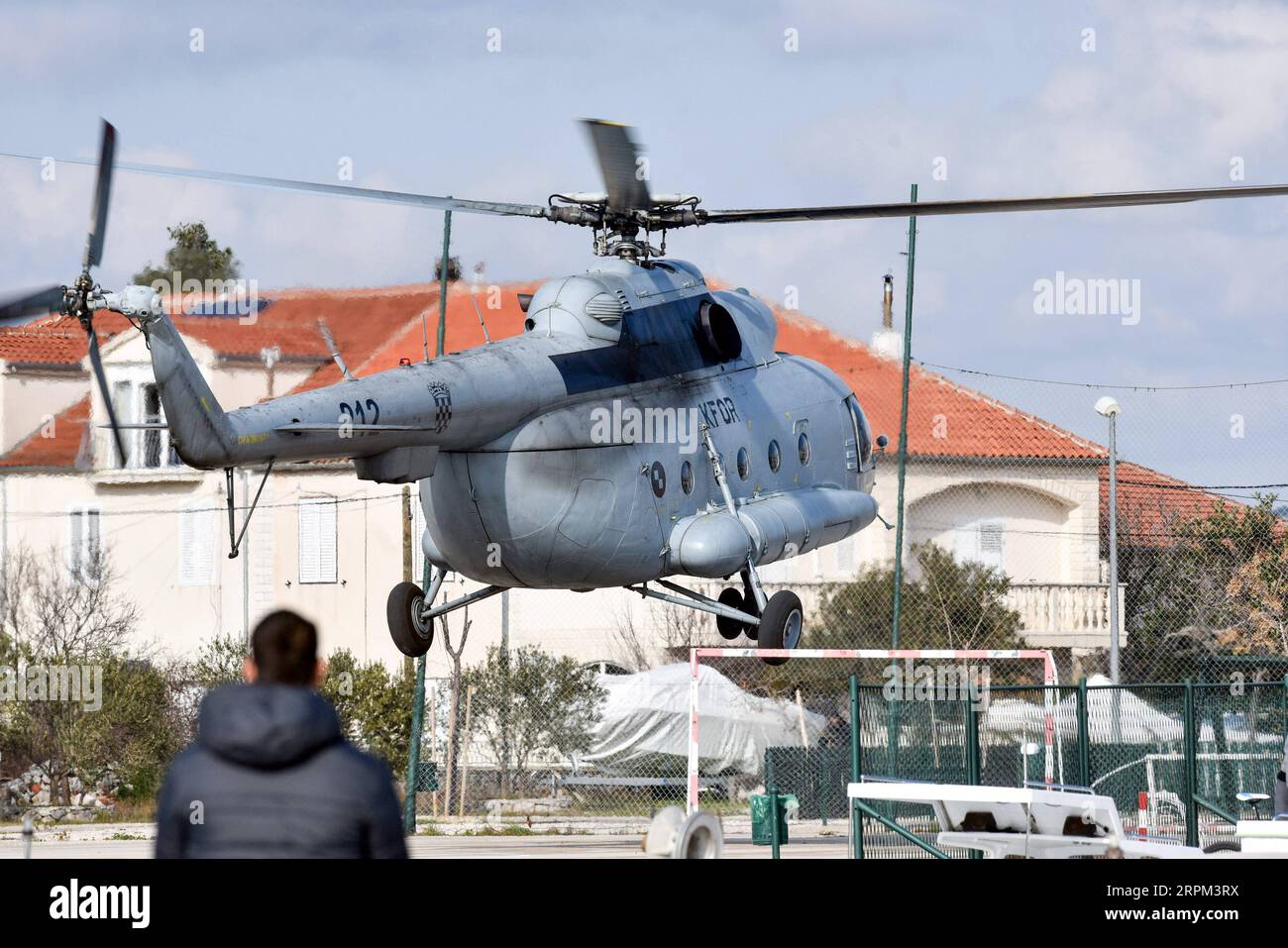 200127 -- SIBENIK CROAZIA, 27 gennaio 2020 Xinhua -- Un elicottero partecipa ai lavori di salvataggio a Sibenik, Croazia, il 27 gennaio 2020. Il Ministero della difesa croato ha confermato lunedì che un elicottero militare Kiowa con due membri dell'equipaggio a bordo si è schiantato nel mare Adriatico tra Zablace e Zlarin nell'arcipelago di Sibenik, uccidendo un pilota. Hrvoje Jelavic/Pixsell via Xinhua CROATIA-SIBENIK-MILITARY HELICOPTER-CRASH PUBLICATIONxNOTxINxCHN Foto Stock