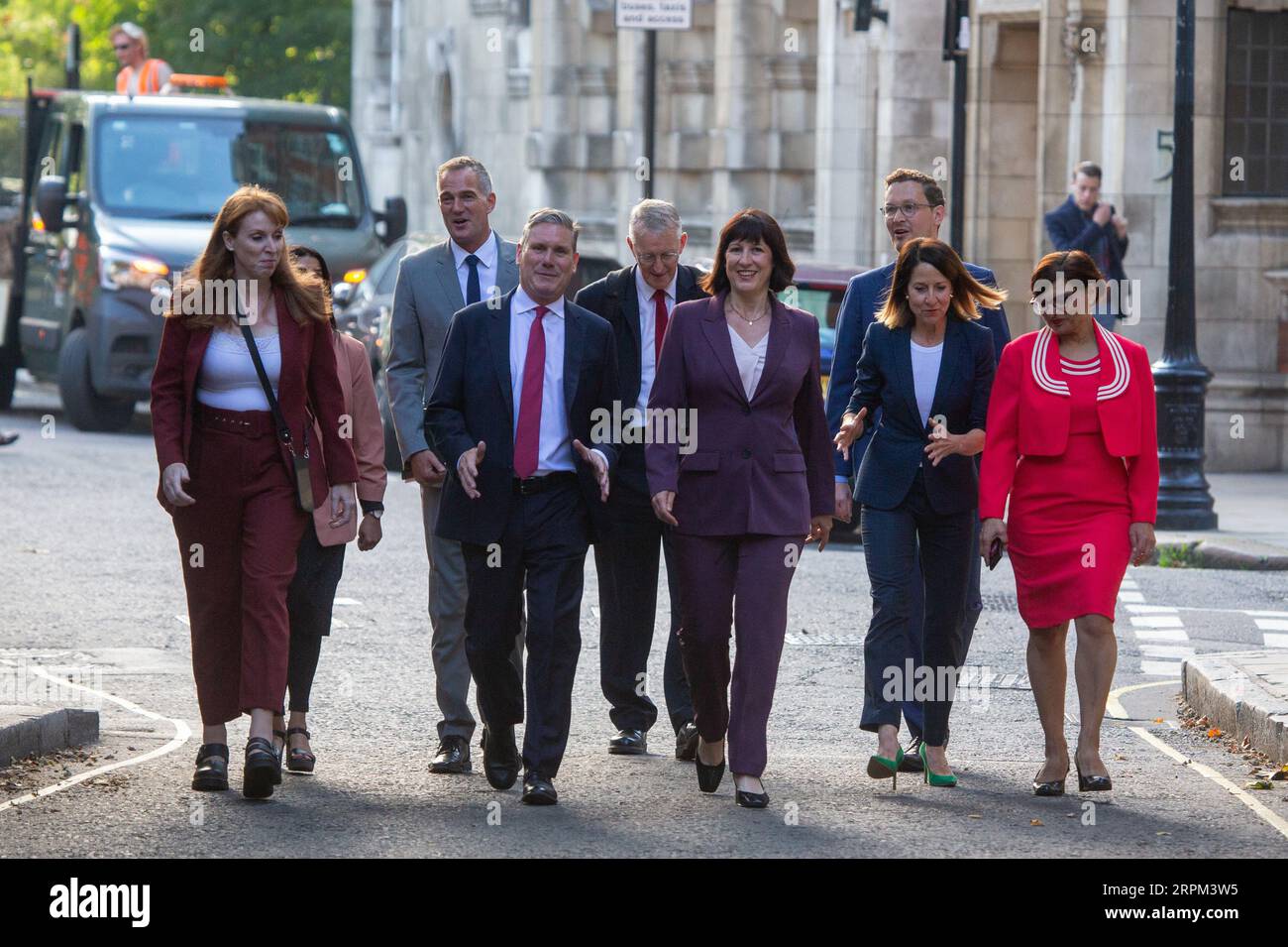 Londra, Regno Unito. 05 settembre 2023. Il leader laburista Sir Keir Starmer, Angela Rayner (a sinistra) e Rachel Reeves (a destra) e alcuni membri del gabinetto ombra sono visti nel centro di Londra prima del loro primo incontro. .Credit: Tayfun salci / Alamy Live News Foto Stock