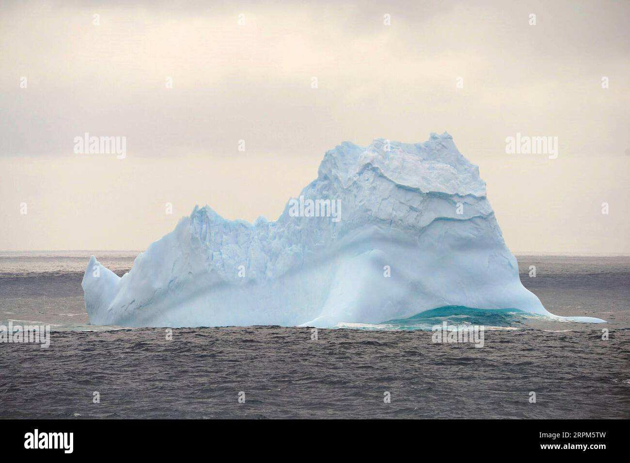 200130 -- A BORDO di XUELONG 2, 30 gennaio 2020 -- foto scattata il 29 gennaio 2020 mostra l'iceberg visto dal rompighiaccio polare cinese Xuelong 2, o Snow Dragon 2, nell'Oceano meridionale prima che Xuelong 2 attraversi il meridiano principale. Xuelong 2 ha attraversato il meridiano principale ed è entrato nell'emisfero occidentale giovedì. EyesonSci CHINA-XUELONG 2-WESTERN EMISFERO CN LiuxShiping PUBLICATIONxNOTxINxCHN Foto Stock