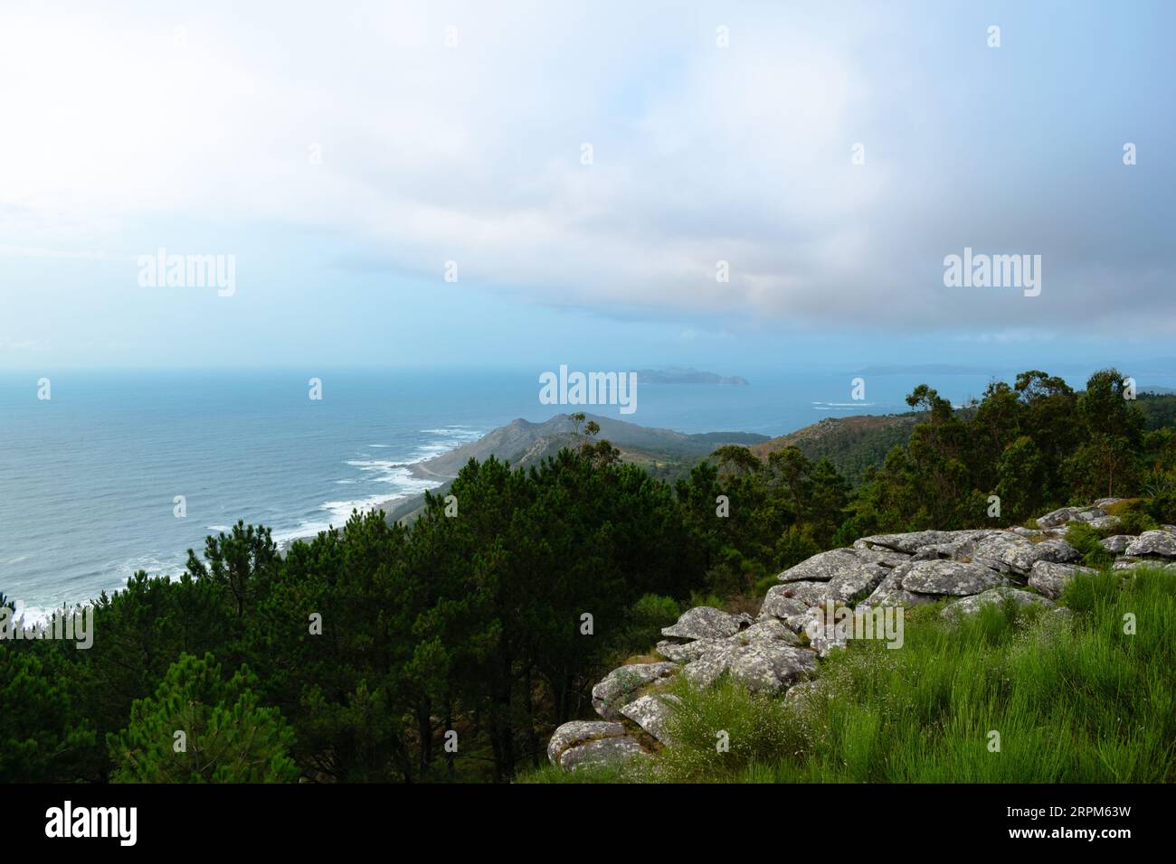 Vista panoramica dalla montagna della costa di Baiona e Cabo Silleiro con le isole Cies sullo sfondo in una giornata nuvolosa. Baiona, Spagna Foto Stock
