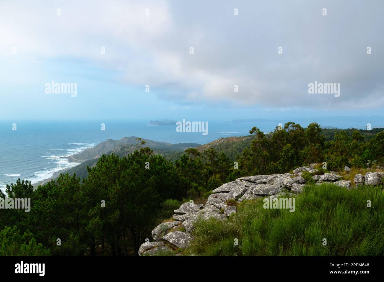 Vista panoramica dalla montagna della costa di Baiona e Cabo Silleiro con le isole Cies sullo sfondo in una giornata nuvolosa. Baiona, Spagna Foto Stock