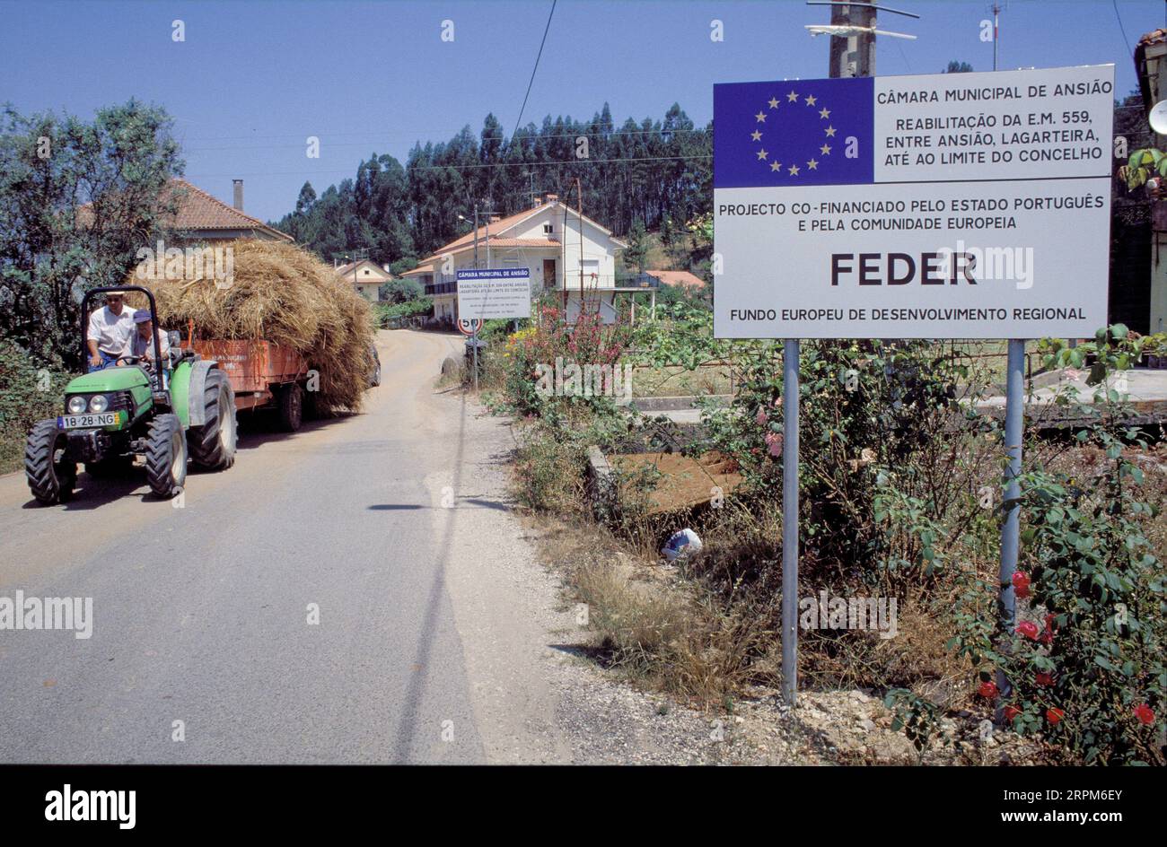 Portogallo; la firma UE informa che la costruzione di autostrade è stata finanziata con sovvenzioni comunitarie Foto Stock