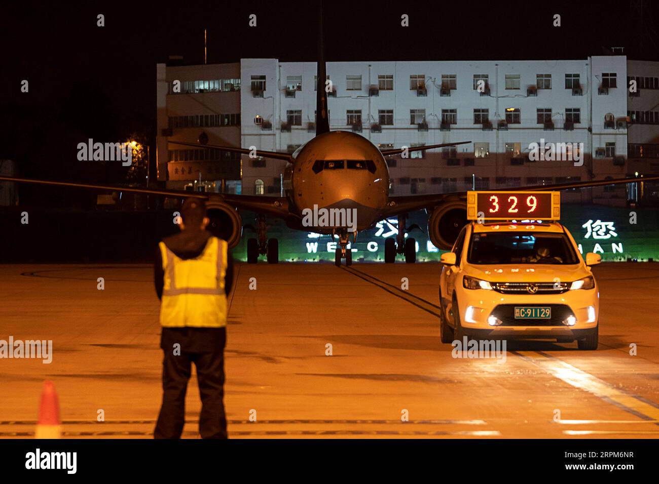 200131 -- WUHAN, 31 gennaio 2020 -- Un volo charter è stato visto all'aeroporto internazionale di Tianhe a Wuhan, nella provincia di Hubei della Cina centrale, 31 gennaio 2020. Il primo volo charter inviato dal governo cinese per portare a casa i residenti Hubei bloccati dall'estero è arrivato a Wuhan venerdì sera. L'aereo partì da Bangkok e arrivò all'aeroporto internazionale di Wuhan Tianhe, riportando 76 abitanti di Hubei. CHINA-HUBEI-WUHAN-STRANDED RESIDENTS-ARRIVAL CN XIONGXQI PUBLICATIONXNOTXINXCHN Foto Stock