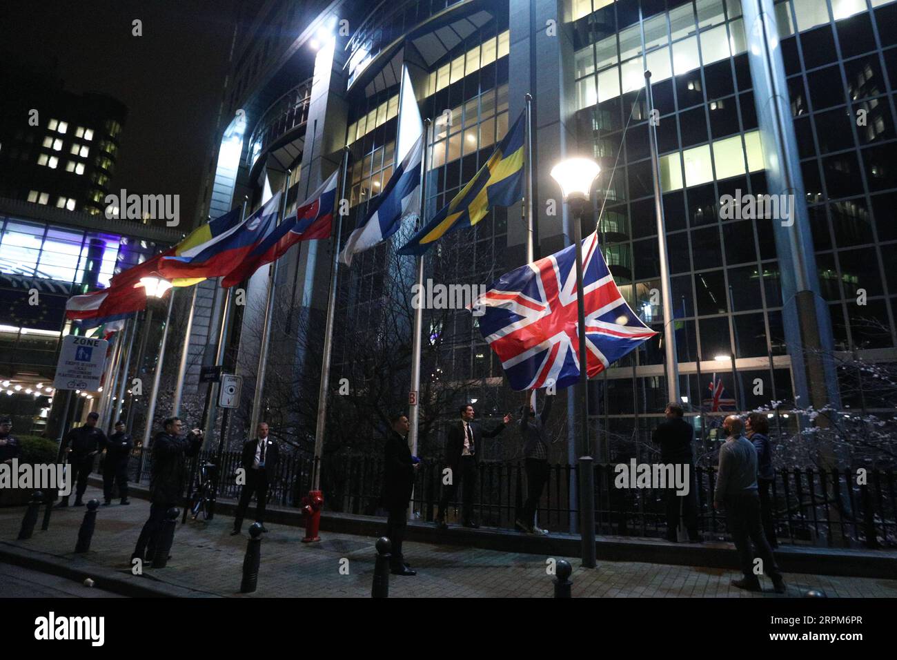 200131 -- BRUXELLES, 31 gennaio 2020 -- la bandiera nazionale britannica è abbassata fuori dal Parlamento europeo a Bruxelles, in Belgio, il 31 gennaio 2020. L'accordo di recesso del Regno Unito entrerà in vigore all'uscita del Regno Unito dall'UE venerdì sera, ponendo fine ai 47 anni di adesione del paese. BELGIO-BRUXELLES-UK-BREXIT-FLAG LOWERING ZHENGXHUANSONG PUBLICATIONXNOTXINXCHN Foto Stock