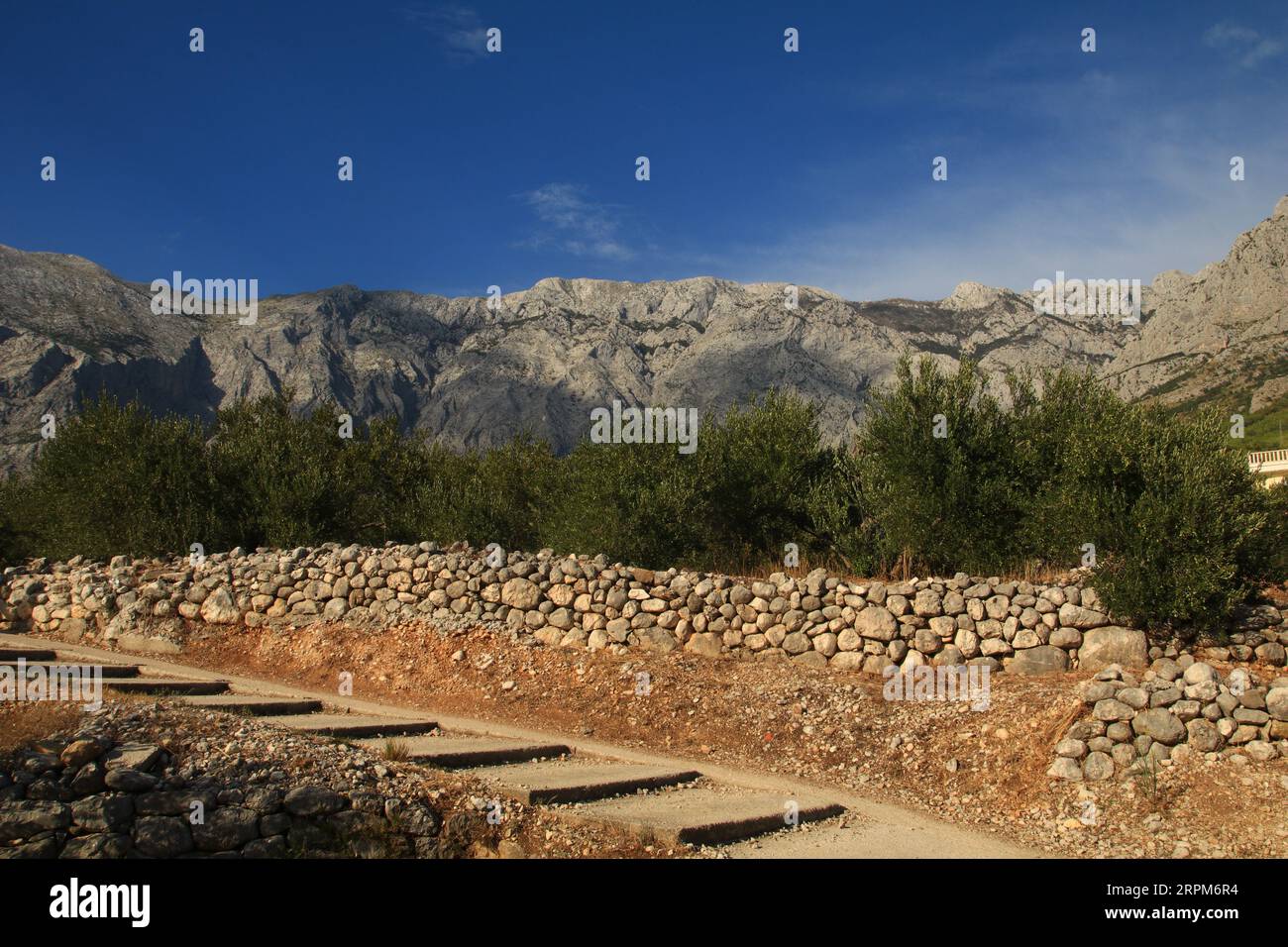 Vista delle cime del massiccio montuoso della Croazia, percorso in pietra blu Foto Stock