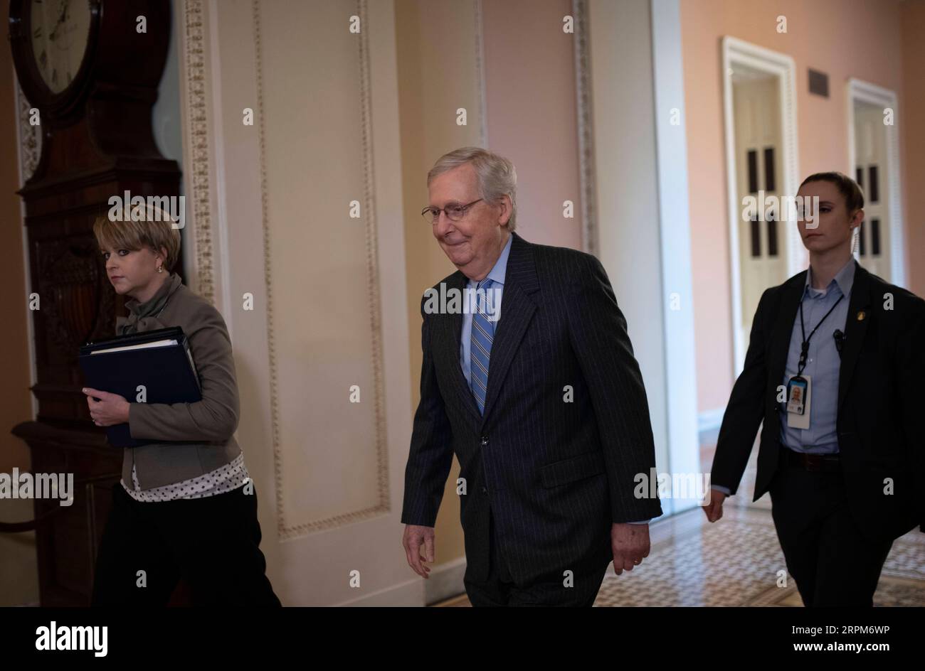 200131 -- WASHINGTON, 31 gennaio 2020 -- il leader della maggioranza del Senato degli Stati Uniti Mitch McConnell C si dirige alla camera del Senato prima dell'inizio del processo per impeachment del Senato a Capitol Hill a Washington D.C., negli Stati Uniti, il 31 gennaio 2020. Il Senato degli Stati Uniti si è riunito venerdì pomeriggio per ascoltare quattro ore di dibattito sull'opportunità di chiamare testimoni e documenti per il processo di impeachment in corso al presidente Donald Trump. U.S.-WASHINGTON D.C.-TRUMP-IMPEACHMENT TRIAL-SENATE-DEBATE LIUXJIE PUBLICATIONXNOTXINXCHN Foto Stock