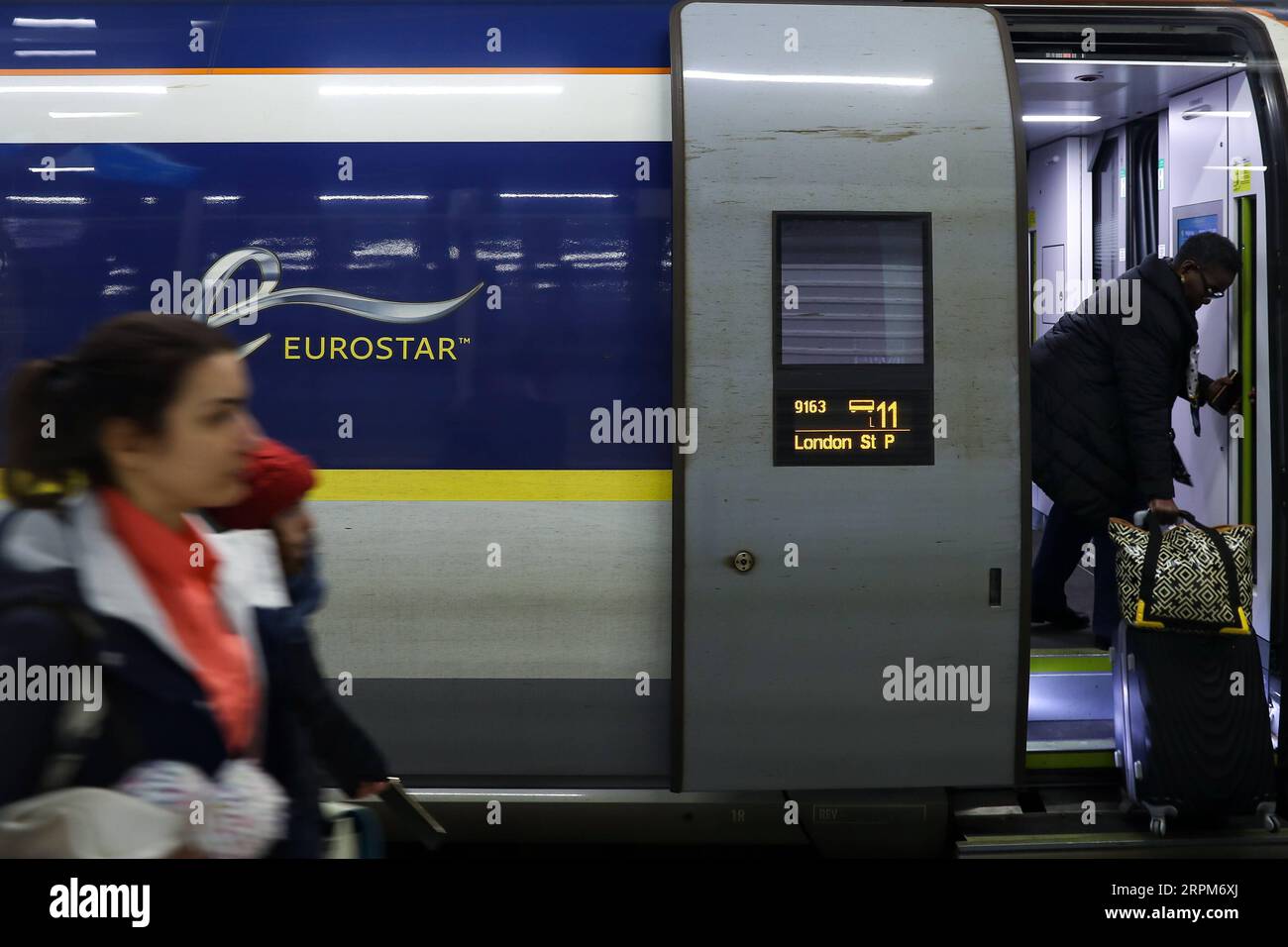 200131 -- BRUXELLES, 31 gennaio 2020 -- Un passeggero sale sul treno Eurostar da Bruxelles a Londra a Bruxelles, in Belgio, il 31 gennaio 2020. L'accordo di recesso del Regno Unito entrerà in vigore all'uscita del Regno Unito dall'UE venerdì sera, ponendo fine ai 47 anni di adesione del paese. BELGIO-BRUXELLES-Regno Unito-BREXIT ZhangxCheng PUBLICATIONxNOTxINxCHN Foto Stock