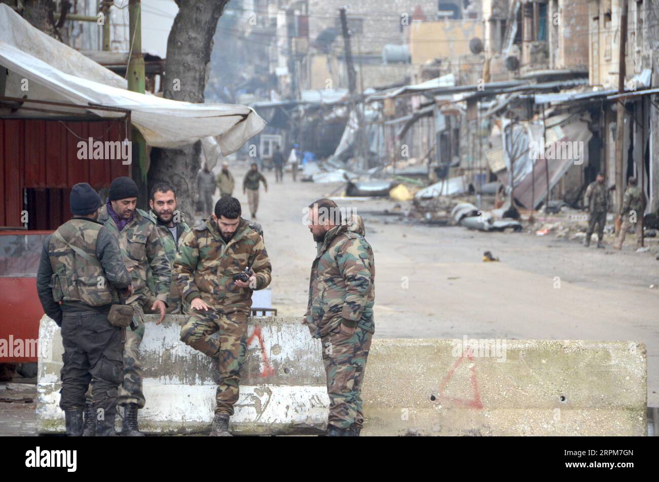 200201 -- MAARAT AL-NUMAN, 1 febbraio 2020 -- soldati siriani sono visti in piedi in strada nella città di Maarat al-Numan, provincia di Idlib, Siria, il 30 gennaio 2020. TO GO WITH: Feature: War in Syria trasforma la città in città fantasma foto di Maher/Xinhua SYRIA-IDLIB-MAARAT-AL-NUMAN-DESTRUCTION Maherxal-Mounes PUBLICATIONxNOTxINxCHN Foto Stock