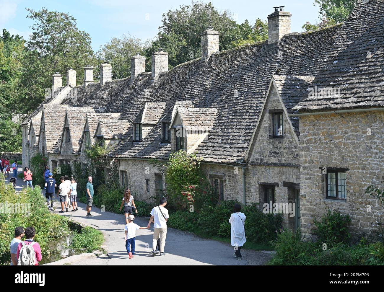 Arlington Row, una fila fotogenica di case storiche nel villaggio Cotswold di Bibury, Gloucestershire Foto Stock