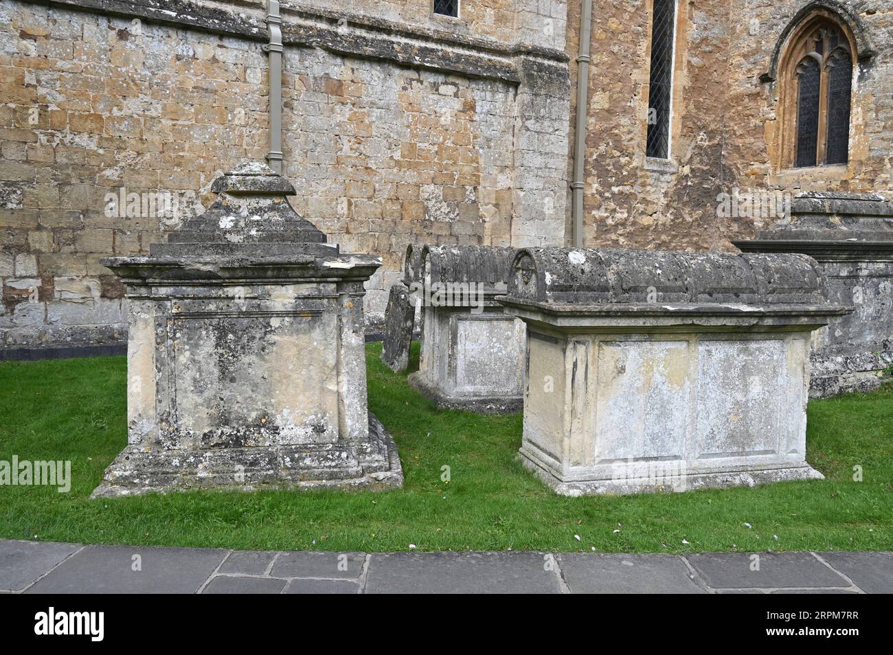 Tombe balle nel cimitero di St Mary, Bibury, Gloucestershire Foto Stock