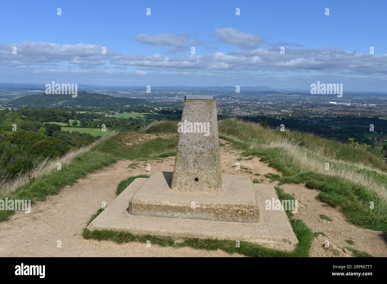 Un punto di triangolazione si trova sulla cima di Painswick Beacon vicino all'omonima città nel Gloucestershire Foto Stock