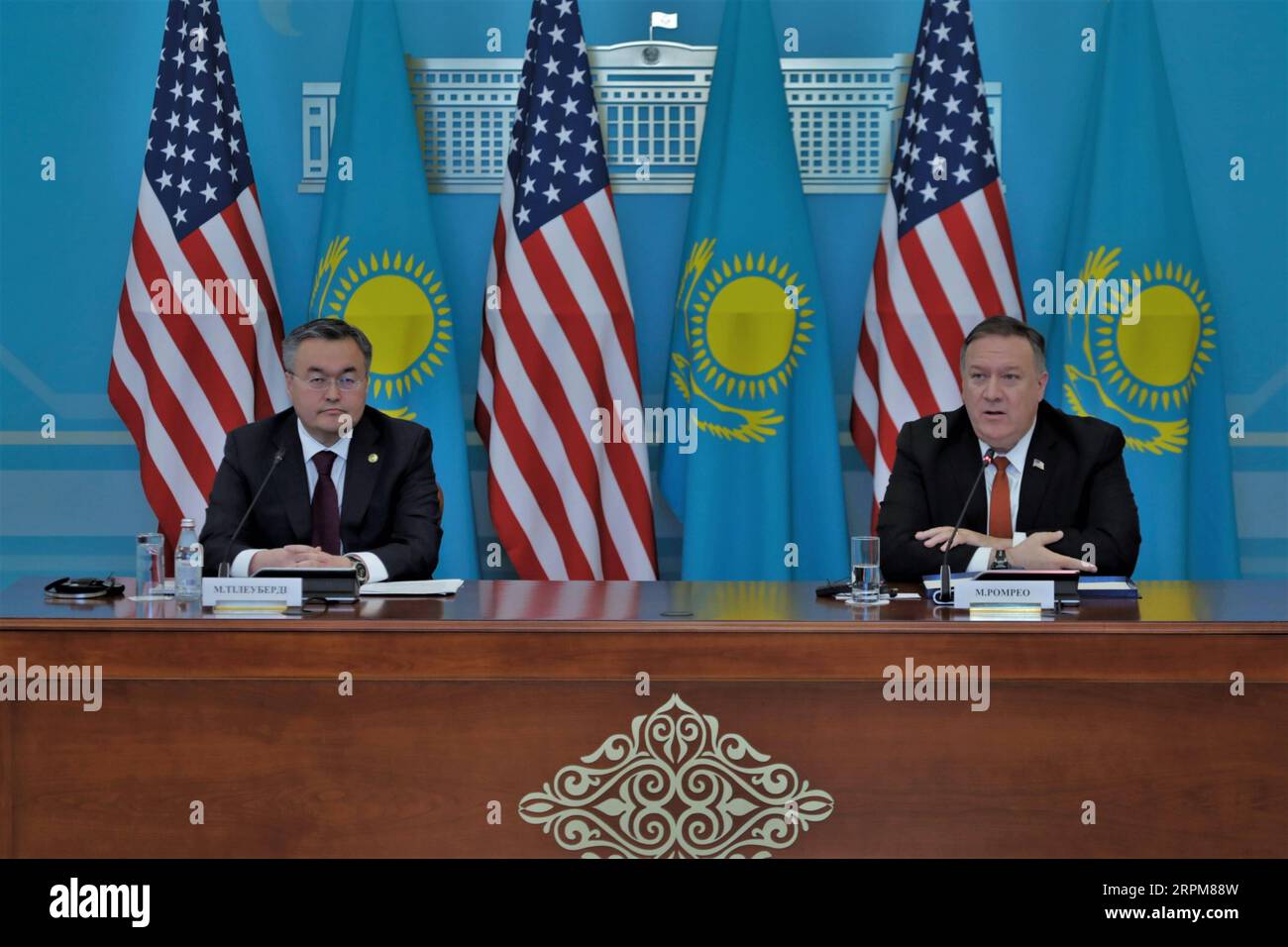 200202 -- NUR-SULTAN, 2 febbraio 2020 -- in visita al Segretario di Stato degli Stati Uniti Mike Pompeo e al Ministro degli Esteri kazako Mukhtar Tleuberdi partecipano a una conferenza stampa congiunta a Nur-Sultan, Kazakistan, 2 febbraio 2020. Pompeo ha detto domenica che il Kazakistan è un partner affidabile degli Stati Uniti in Asia centrale e si è impegnato a promuovere il partenariato strategico rafforzato tra i due paesi. Foto di Kalizhan Ospanov/Xinhua KAZAKISTAN-NUR-SULTAN-U.S.-POMPEO-VISIT RenxJun PUBLICATIONxNOTxINxCHN Foto Stock