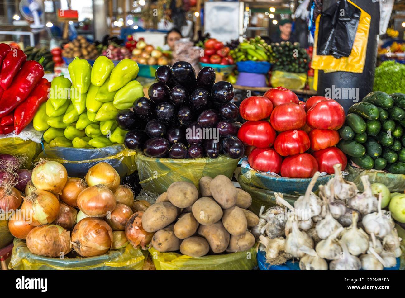 Mercato agricolo coperto a Telavi, la capitale della provincia georgiana di Kakheti Foto Stock