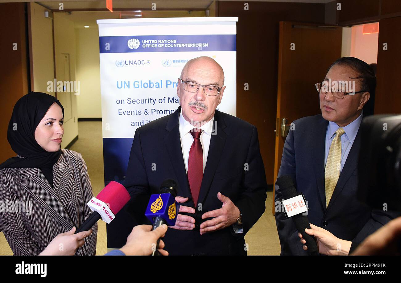 200203 -- NAZIONI UNITE, 3 febbraio 2020 -- il Sottosegretario generale dell'Ufficio ONU per la lotta al terrorismo Vladimir Voronkov C parla ai giornalisti con Zhang Jun R, rappresentante permanente della Cina presso le Nazioni Unite, e Alya bint Ahmed al Thani, rappresentante permanente del Qatar presso le Nazioni Unite, al lancio del programma globale sulla sicurezza dei principali eventi sportivi, e promozione dello sport e dei suoi valori come strumento per prevenire l'estremismo violento, presso la sede delle Nazioni Unite a New York, 3 febbraio 2020. Lunedì scorso l'Ufficio delle Nazioni Unite per la lotta al terrorismo (UNOCT) ha lanciato un programma globale volto a promuovere la Foto Stock