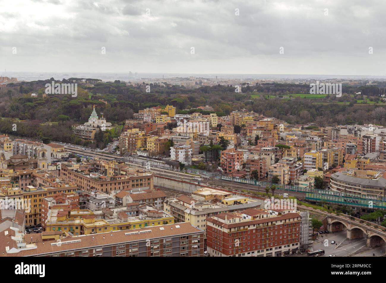 ROMA, ITALIA - 9 MARZO 2023: Questa è una vista della Chiesa ortodossa della grande Martire Caterina e degli edifici moderni. Foto Stock