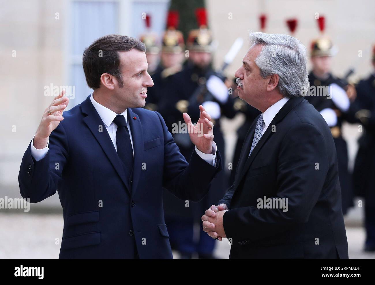 200205 -- PARIGI, 5 febbraio 2020 -- il presidente francese Emmanuel Macron L incontra il presidente argentino Alberto Fernandez in visita all'Elysee Palace di Parigi, in Francia, 5 febbraio 2020. FRANCE-PARIS-MACRON-FERNANDEZ-MEETING GaoxJing PUBLICATIONxNOTxINxCHN Foto Stock