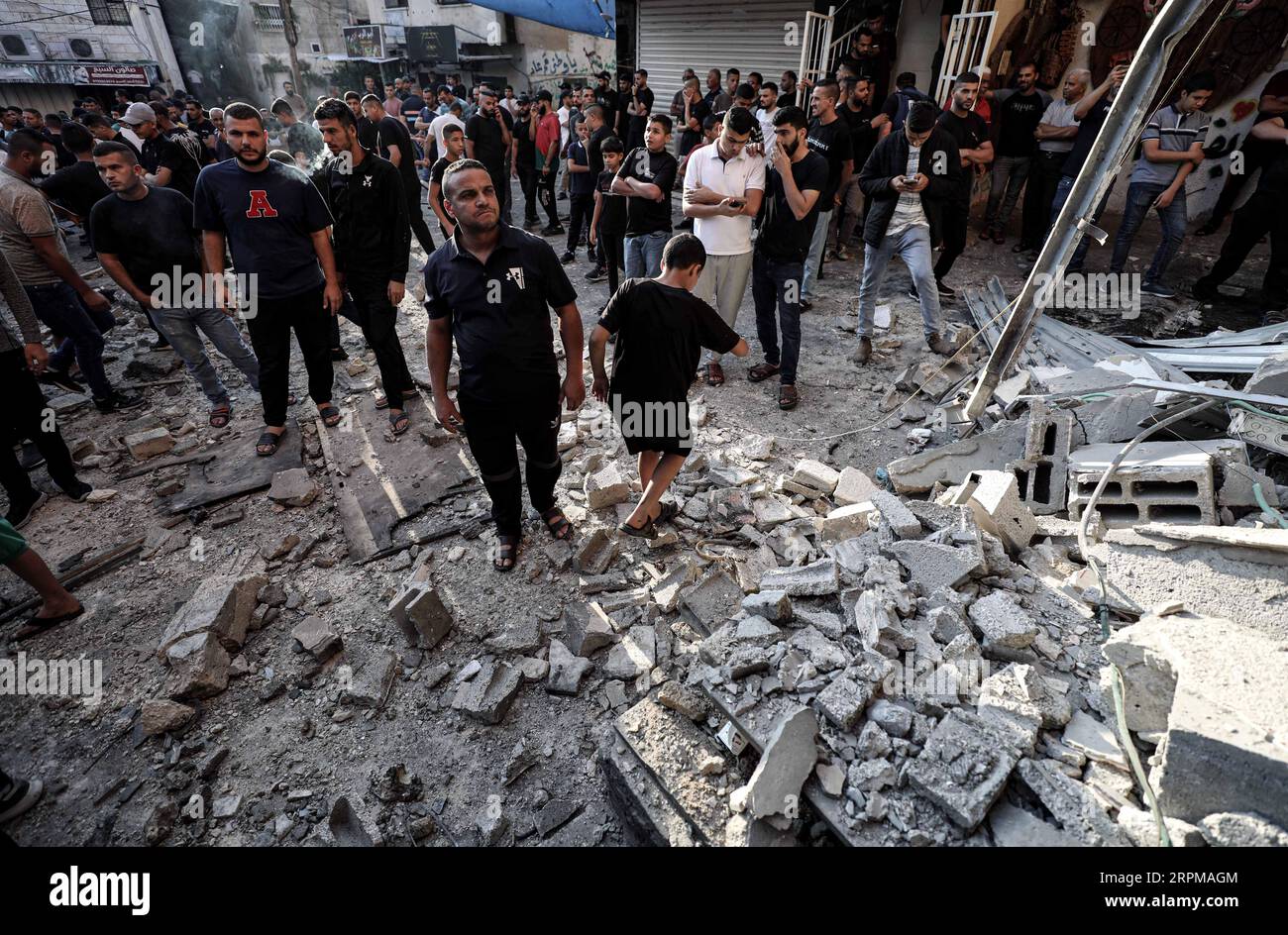 5 settembre 2023, territori palestinesi, Nur Shams: I palestinesi ispezionano i danni a seguito di un raid israeliano nel campo profughi di Nur Shams nel Governatorato di Tulkarm. Foto: Ayman Nobani/dpa Foto Stock