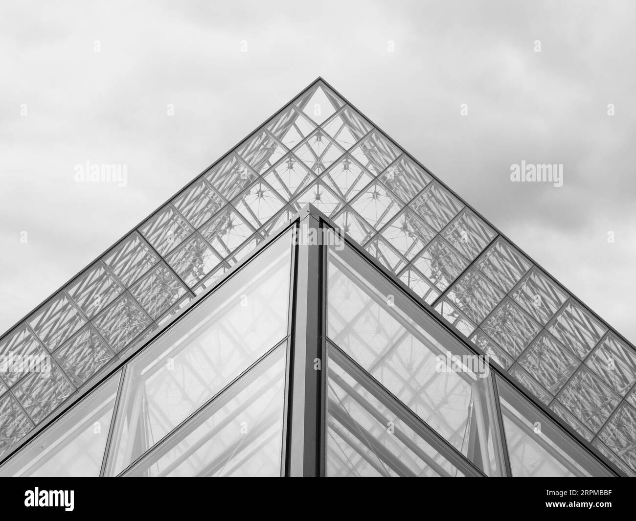 Struttura B&N del Museo del Louvre, Parigi, Francia, Europa, UE. Foto Stock