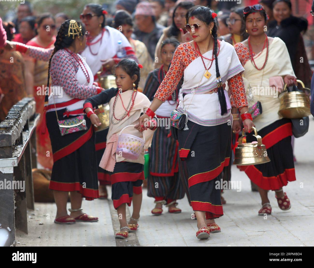 200206 -- LALITPUR, 6 febbraio 2020 -- le donne della comunità Newar offrono preghiere mentre partecipano alla celebrazione della Bhimsen Puja a Lalitpur, Nepal, 6 febbraio 2020. Le ragazze e le donne che indossano abiti tradizionali hanno visitato vari santuari e templi di Lord Bhimsen portando offerte durante la celebrazione della Puja di Bhimsen. NEPAL-LALITPUR-BHIMSEN PUJA CELEBRAZIONE SunilxSharma PUBLICATIONxNOTxINxCHN Foto Stock