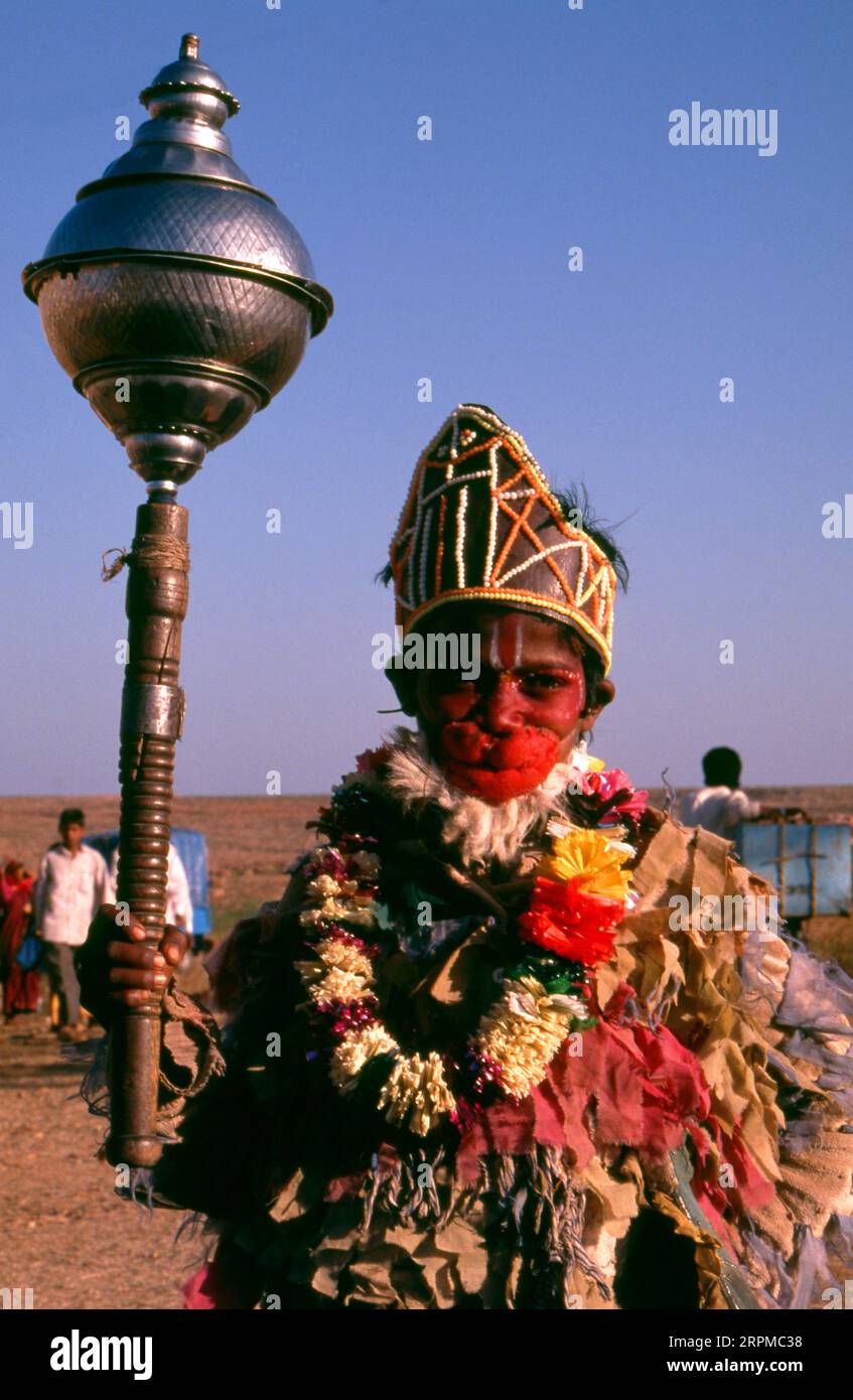 India: Un giovane ragazzo travestito da dio indù Hanuman al Bharata Poornima Festival che si tiene vicino al Tempio di Yellamma, Saundatti, Karnataka (1994). Ogni anno nel mese indù di Magh (gennaio - febbraio) più di mezzo milione di persone si radunano intorno al minuscolo tempio della dea Yellamma a Saundatti. Yellamma è la patrona del devadasi o delle donne dedicate al servizio di una divinità o tempio. Foto Stock