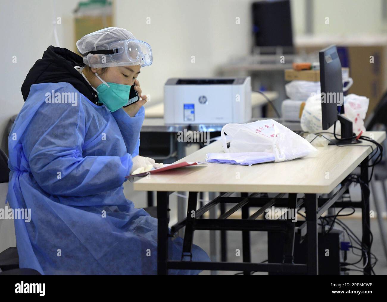 200208 -- WUHAN, 8 febbraio 2020 -- Un operatore medico lavora nell'unità infermieristica B di Wuhan Livingroom a Wuhan, provincia di Hubei, Cina centrale, 8 febbraio 2020. Il complesso di edifici culturali chiamato Wuhan Livingroom, che è convertito in un ospedale per ricevere pazienti infettati dal nuovo coronavirus, è progettato per ospitare 2.000 letti. L'unità infermieristica B dell'ospedale è pronta, mentre l'unità A è stata messa in uso in precedenza. CHINA-HUBEI-WUHAN-CORONAVIRUS-IMPROVVISATO OSPEDALE-READY CN LIXHE PUBLICATIONXNOTXINXCHN Foto Stock