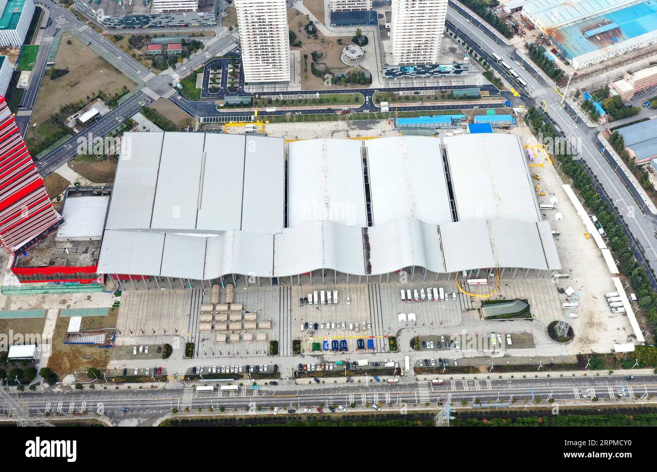 200208 -- WUHAN, 8 febbraio 2020 -- foto aerea scattata l'8 febbraio 2020 mostra una vista di Wuhan Livingroom a Wuhan, nella provincia di Hubei della Cina centrale. Il complesso di edifici culturali chiamato Wuhan Livingroom, che è convertito in un ospedale per ricevere pazienti infettati dal nuovo coronavirus, è progettato per ospitare 2.000 letti. L'unità infermieristica B dell'ospedale è pronta, mentre l'unità A è stata messa in uso in precedenza. CHINA-HUBEI-WUHAN-CORONAVIRUS-IMPROVVISATO OSPEDALE-READY CN LIXHE PUBLICATIONXNOTXINXCHN Foto Stock