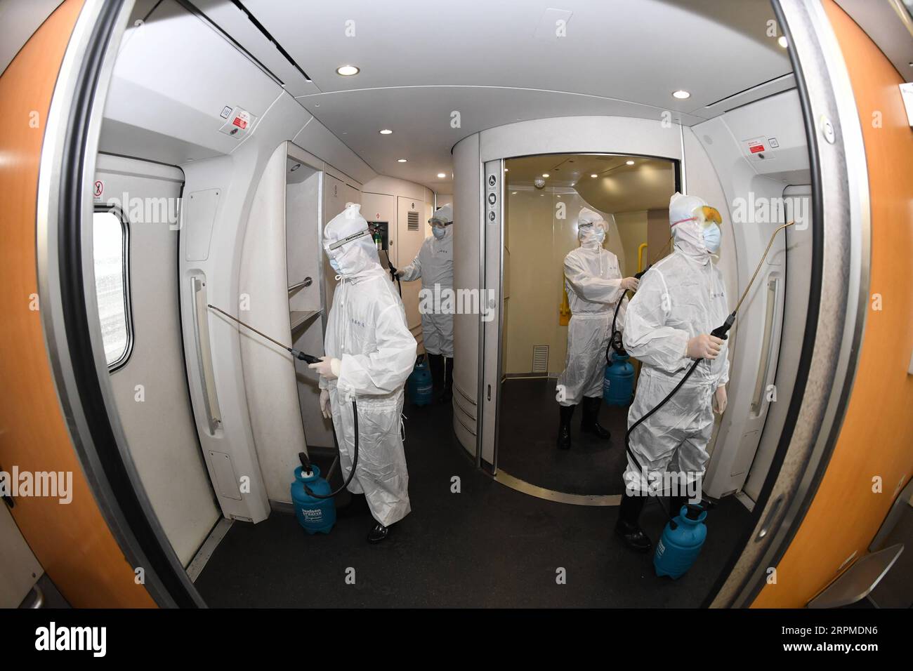 200209 -- NANNING, 9 febbraio 2020 -- i membri del personale ferroviario disinfettano un treno proiettile a Nanning, nella regione autonoma del Guangxi Zhuang nel sud della Cina, 6 febbraio 2020. Dall'inizio del nuovo coronavirus, il Guangxi ha adottato varie misure, tra cui il potenziamento della pubblicità per la prevenzione del virus e l'espansione della produzione di forniture mediche, per combattere meglio l'epidemia. CHINA-GUANGXI-NOVEL CORONAVIRUS-MEASURES CN LUXBOAN PUBLICATIONXNOTXINXCHN Foto Stock