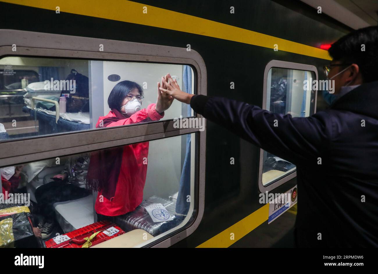200209 -- PECHINO, 9 febbraio 2020 -- Wu Lingling, un'infermiera dell'ospedale centrale del distretto Fengxian di Shanghai, dice addio al marito Zhao Kun prima di partire per Wuhan della provincia di Hubei alla stazione ferroviaria sud di Shanghai, nella Cina orientale, Shanghai, 27 gennaio 2020. PER SEGUIRE I TITOLI DI XINHUA DI FEB. 9, 2020. CHINA-EPIDEMIC CONTROL-MEDICS-HUBEI-AIDCN DINGXTING PUBLICATIONXNOTXINXCHN Foto Stock