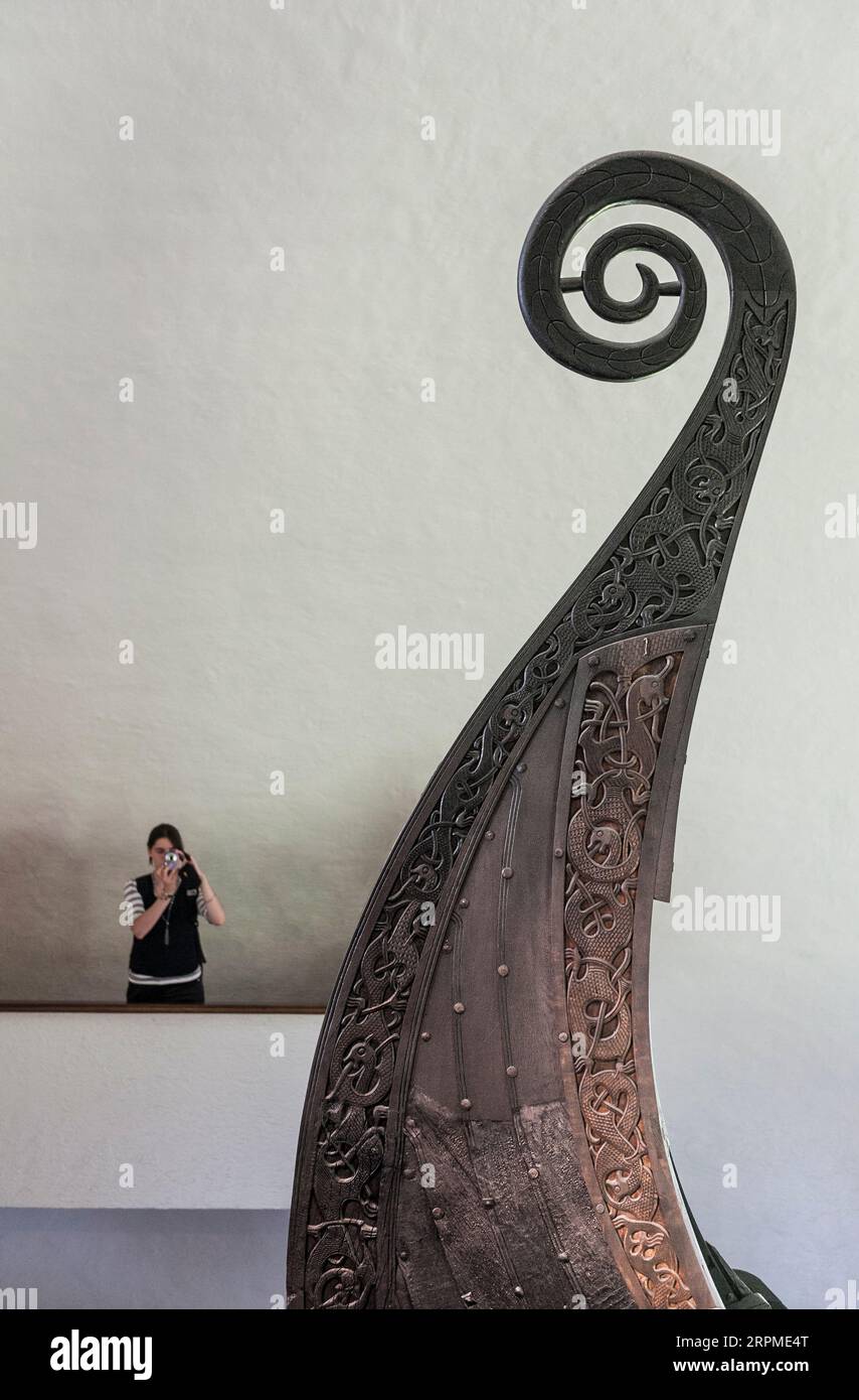 Elaborate sculture del drago decorano la prua a spirale della nave longship di Oseberg, intorno al 800 d.C., nel Museo delle navi vichinghe (Vikingskipshuset på Bygdøy), Oslo Foto Stock