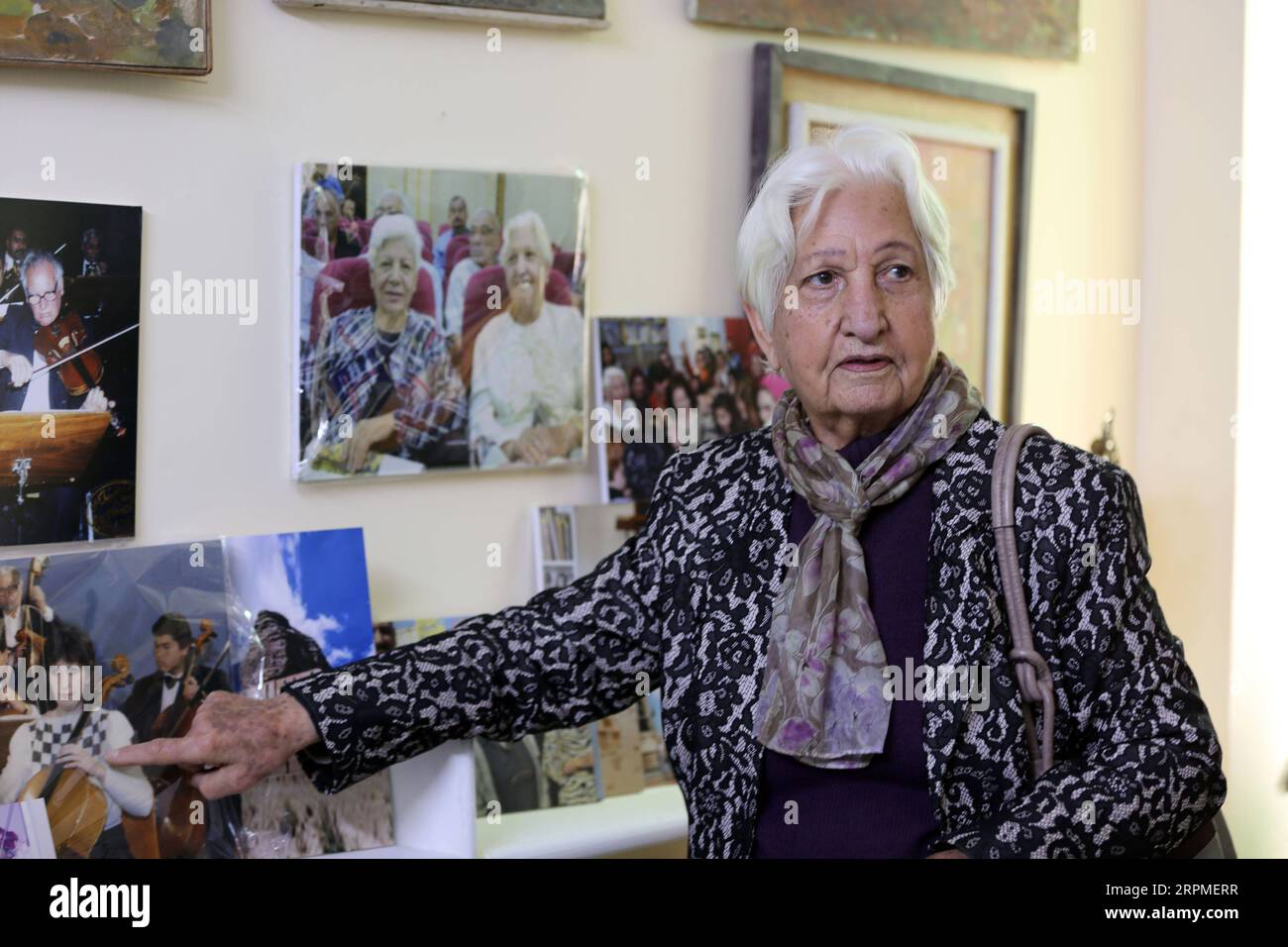 200210 -- BAGHDAD, 10 febbraio 2020 Xinhua -- la scrittrice irachena Safira Jamil Hafiz mostra una foto nella biblioteca della sua villa a Baghdad, Iraq, il 9 febbraio 2020. In una villa in un quartiere di lusso nel centro di Baghdad, una vecchia scrittrice irachena era ansiosa di offrire un'iniziativa volta a promuovere il movimento culturale in Iraq dopo decenni di guerre nel paese distrutto dalla guerra. Safira Jamil Hafiz, 89 anni, ha approfittato della posizione tranquilla della sua villa nel quartiere di Karrada e ha dedicato il piano superiore del suo edificio a due piani per essere una biblioteca pubblica per i lettori di libri, compresi gli studenti, per divertirsi con la lettura Foto Stock